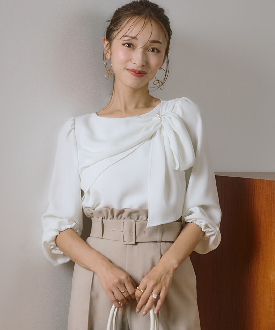 Maglie le cassetto「《M Maglie le cassetto&times;吉田理紗》華やかドレープブラウス」|シャツ・ブラウス|オフホワイト1