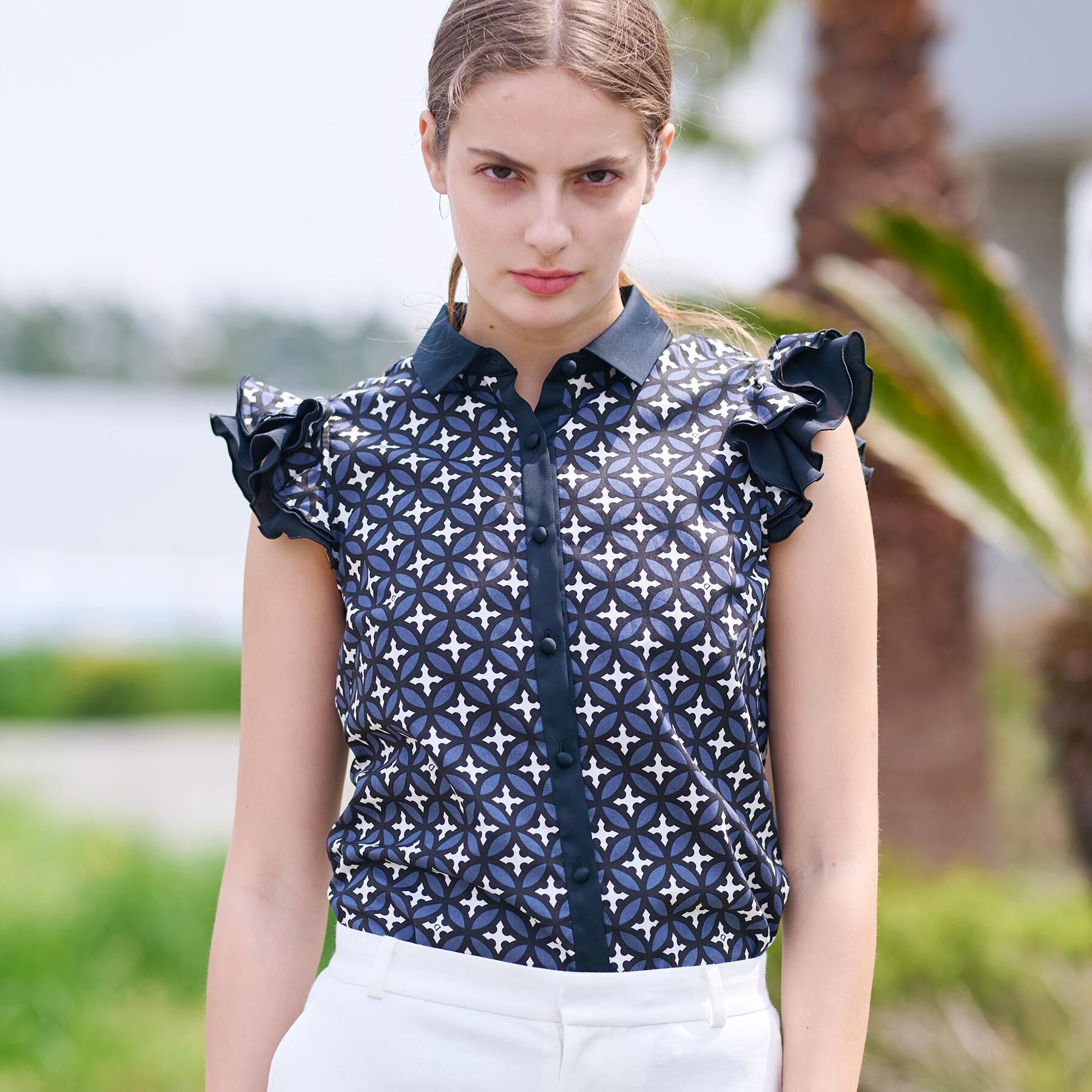 DRESSTERIOR「【大人百花春号掲載 モデル美香さん着用】オーバーラップウィングスリーブブラウス」|シャツ・ブラウス|ネイビー(194)