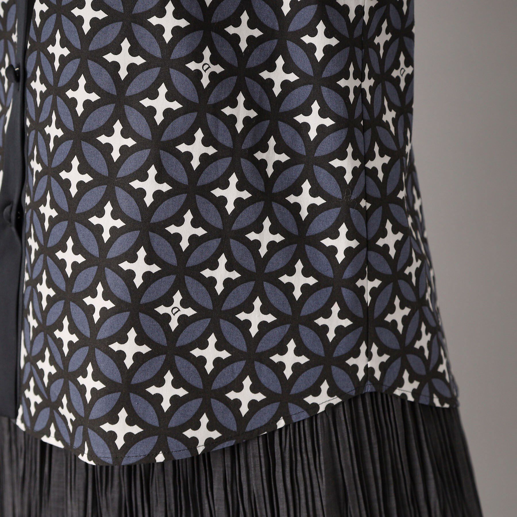 DRESSTERIOR「【大人百花春号掲載 モデル美香さん着用】オーバーラップウィングスリーブブラウス」|シャツ・ブラウス|