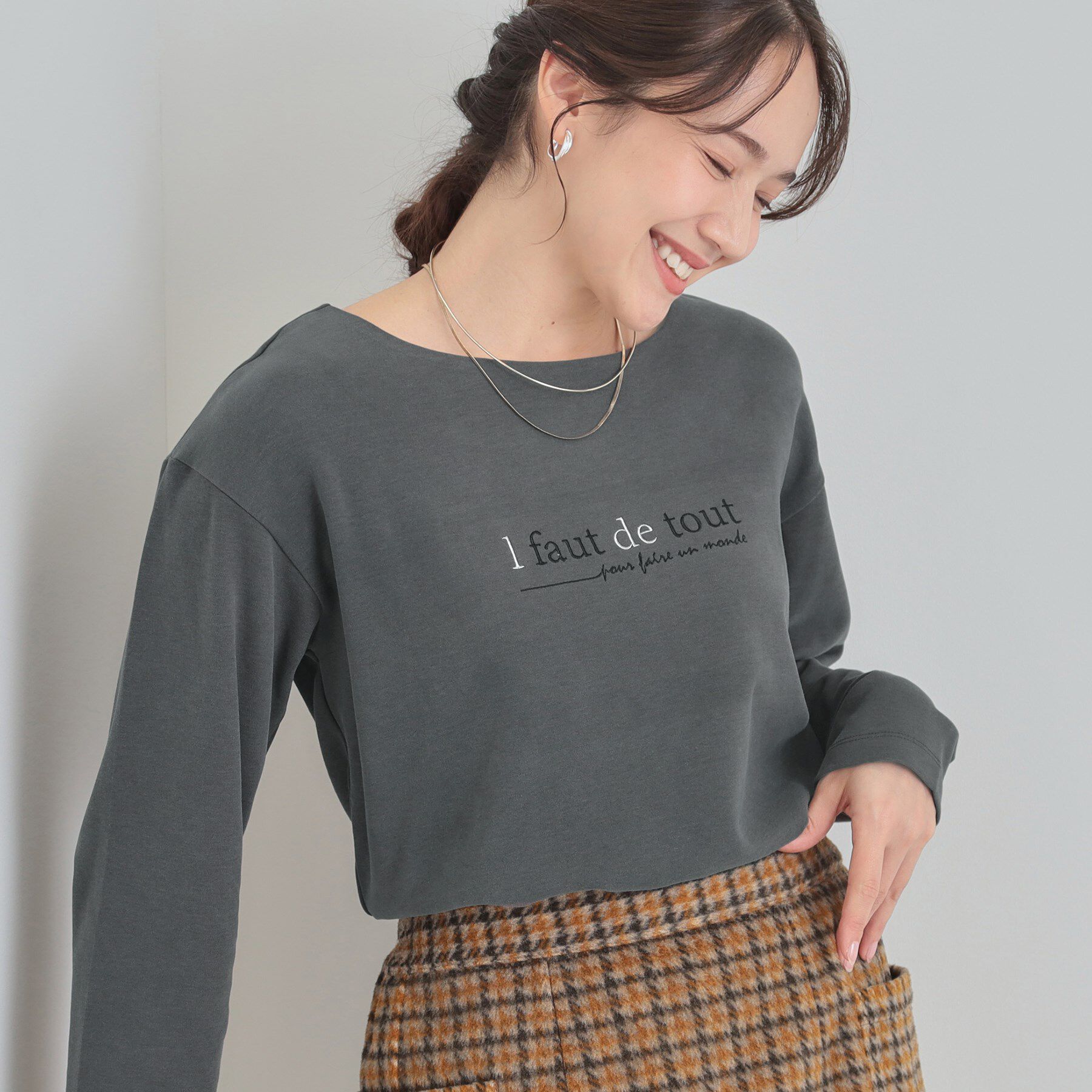 SHOO･LA･RUE「【洗濯機可/S-LL】大人が着やすい小さめロゴ 刺繍ロンT」|Tシャツ・カットソー|チャコールグレー(0