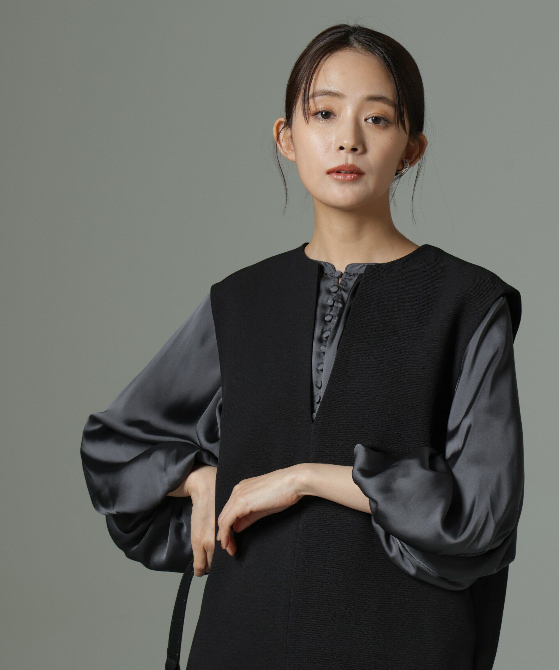 nano･universe「前後2wayサテンボリュームスリーブブラウス」|シャツ・ブラウス|チャコール3