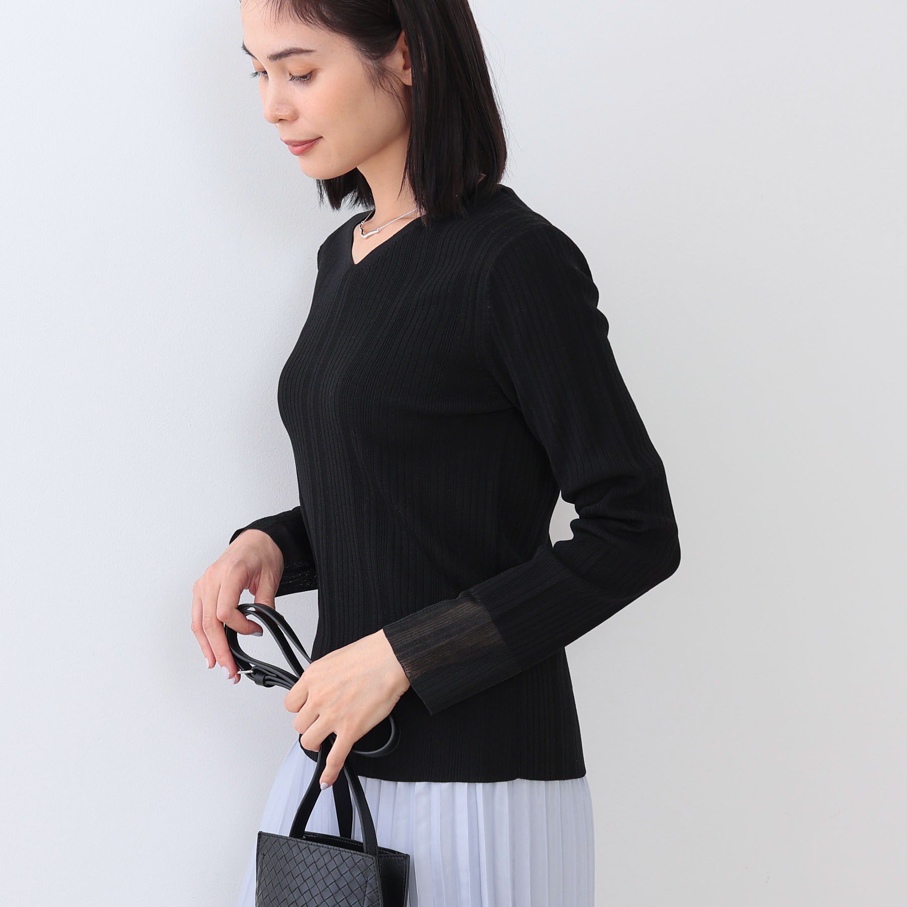 INDIVI「【洗える／袖口シアー】コンパクトVネックニット」|ニット・セーター|