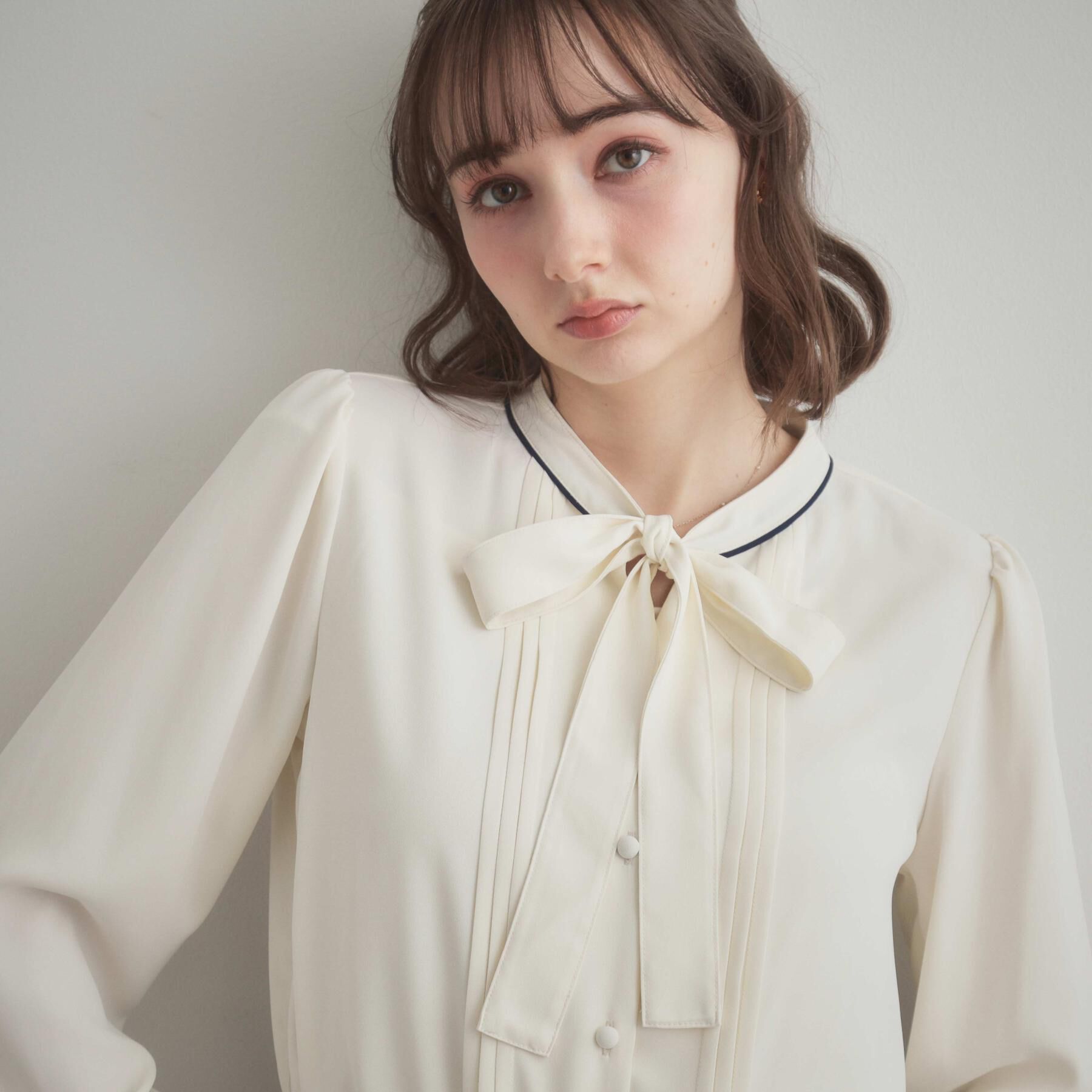 Couture broach「【ハレの日・通勤】配色タックタイブラウス」|シャツ・ブラウス|