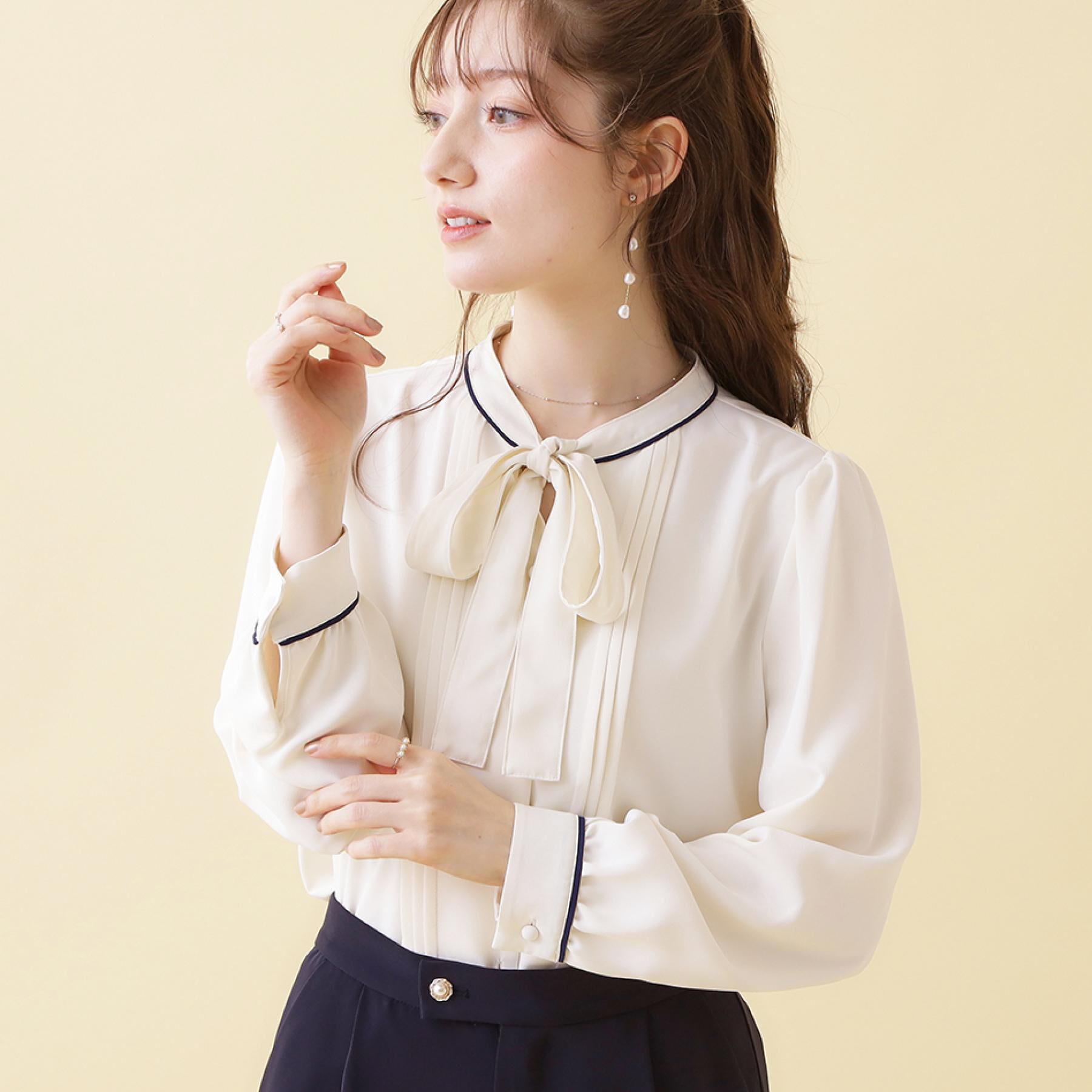 Couture broach「【ハレの日・通勤】配色タックタイブラウス」|シャツ・ブラウス|