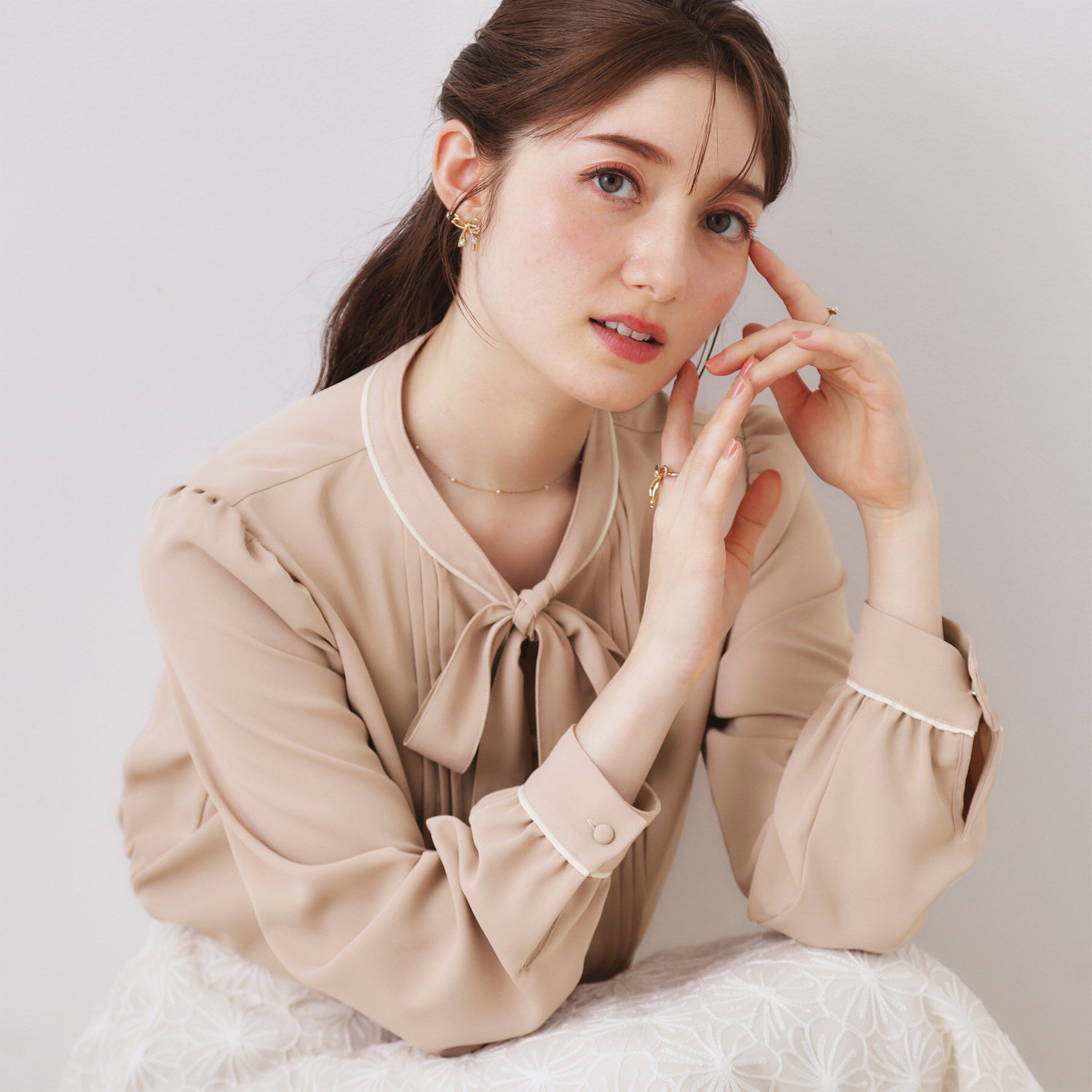 Couture broach「【ハレの日・通勤】配色タックタイブラウス」|シャツ・ブラウス|