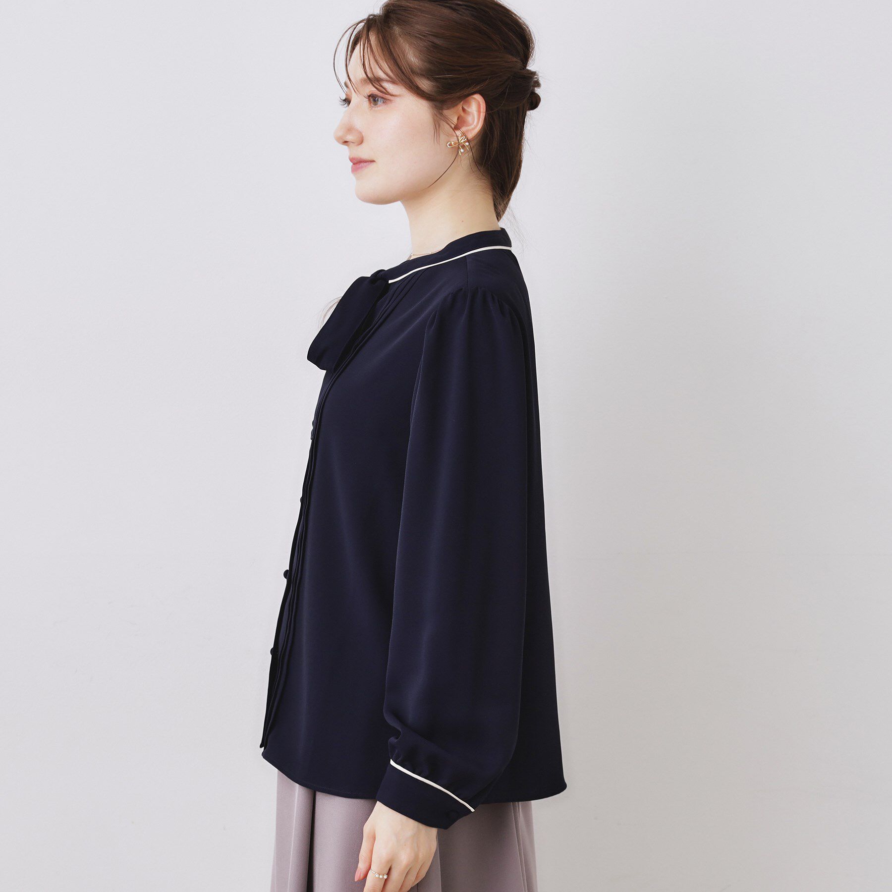 Couture broach「【ハレの日・通勤】配色タックタイブラウス」|シャツ・ブラウス|