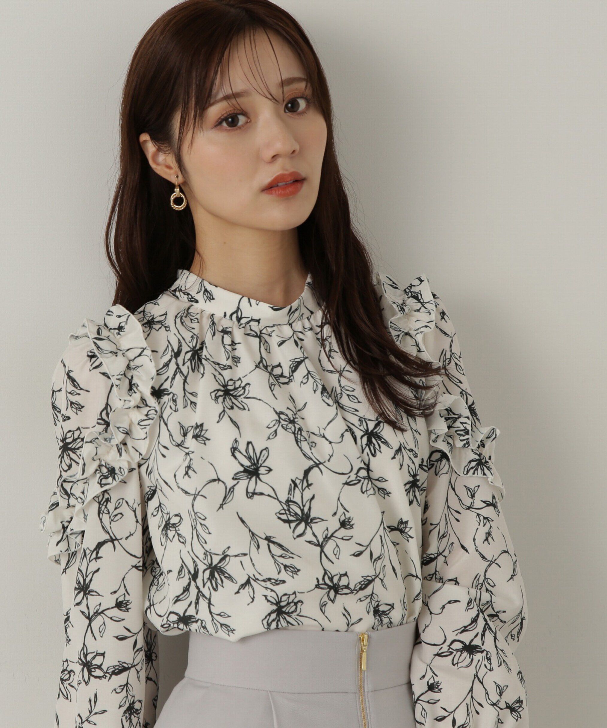 PROPORTION BODY DRESSING「モノトーンフラワーフリルブラウス　24AW」|シャツ・ブラウス|