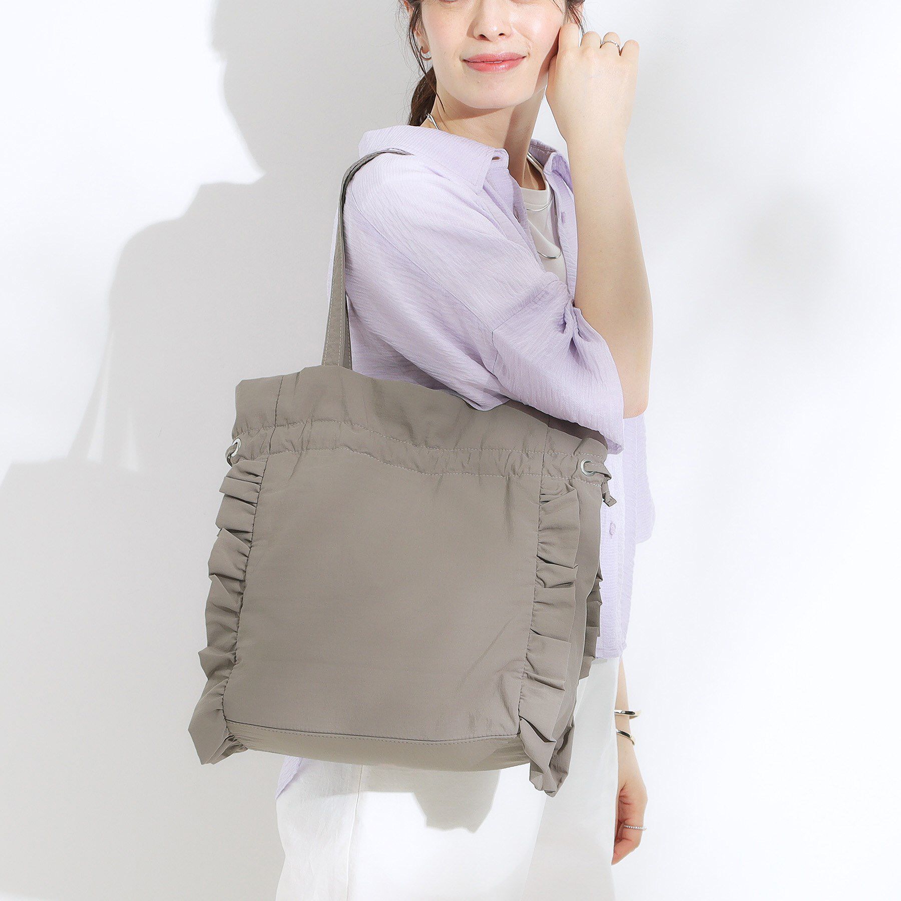 SHOO･LA･RUE「【撥水/A4】大人も持てる フリル巾着トートバッグ」|トートバッグ|グレー(012)