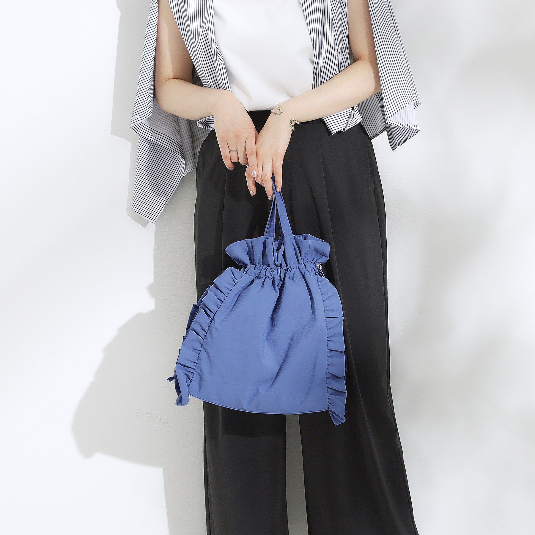 SHOO･LA･RUE「【撥水/A4】大人も持てる フリル巾着トートバッグ」|トートバッグ|ブルー(092)