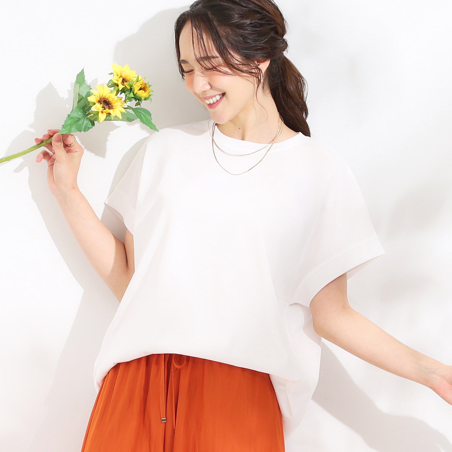 SHOO･LA･RUE「【S-LL/汗ジミ軽減/ひんやり/UV】体型カバーに タック入りドルマントップス」|Tシャツ・カットソー|ホワイト(001)