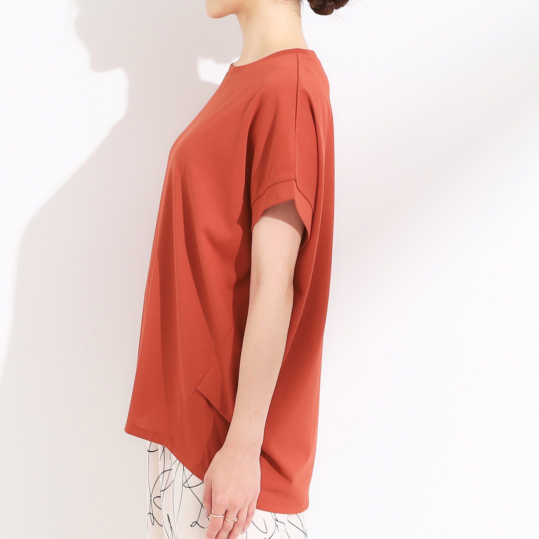 SHOO･LA･RUE「【S-LL/汗ジミ軽減/ひんやり/UV】体型カバーに タック入りドルマントップス」|Tシャツ・カットソー|