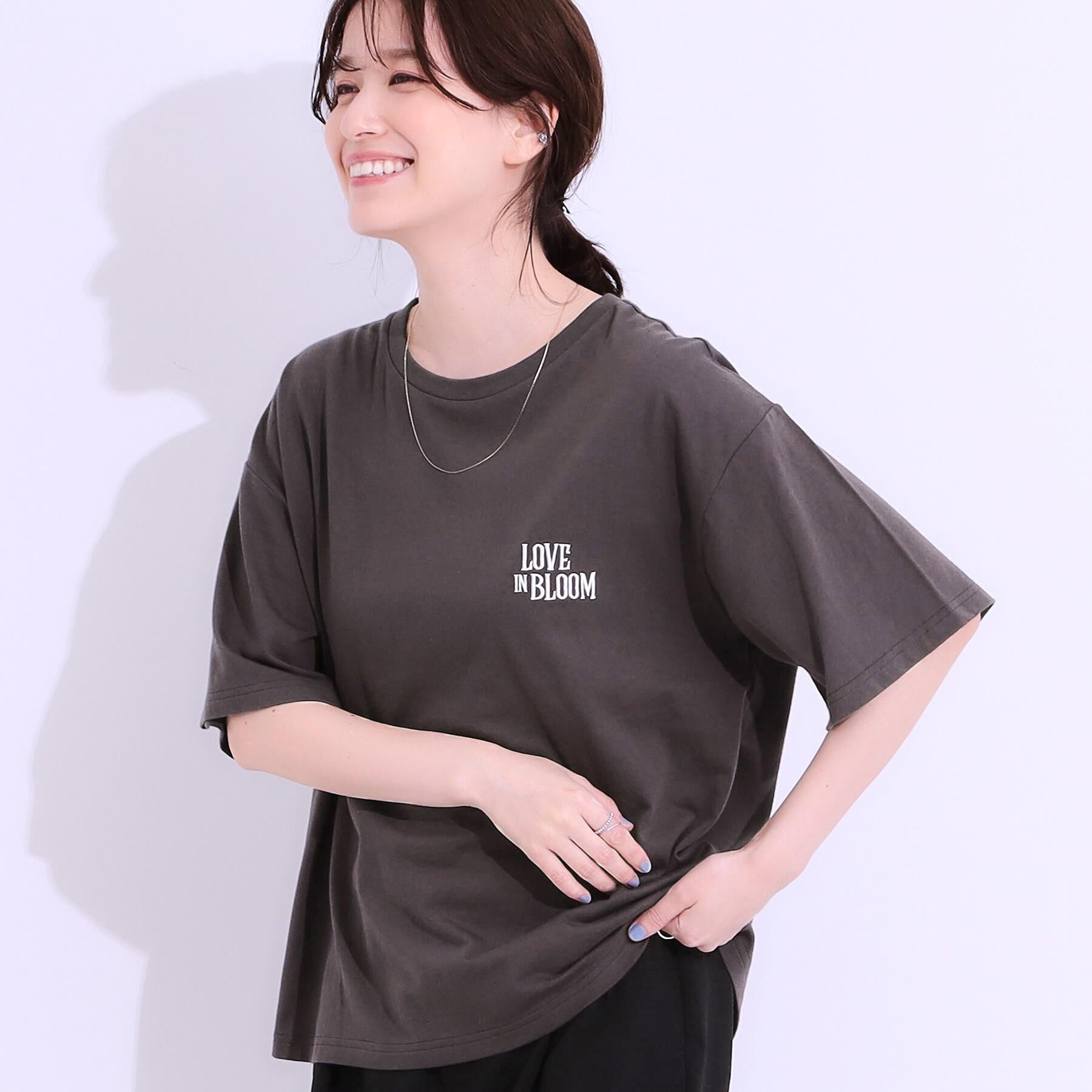 SHOO･LA･RUE「【選べる4柄】コットンプリントロゴTシャツ」|Tシャツ・カットソー|チャコールグレー(4