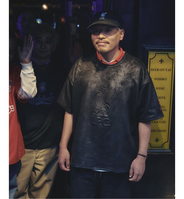 Liverpool FC「【Liverpool FC / リバプール FC】FAKE LEATHER EMBOSS PRINT Tシャツ」|Tシャツ・カットソー|