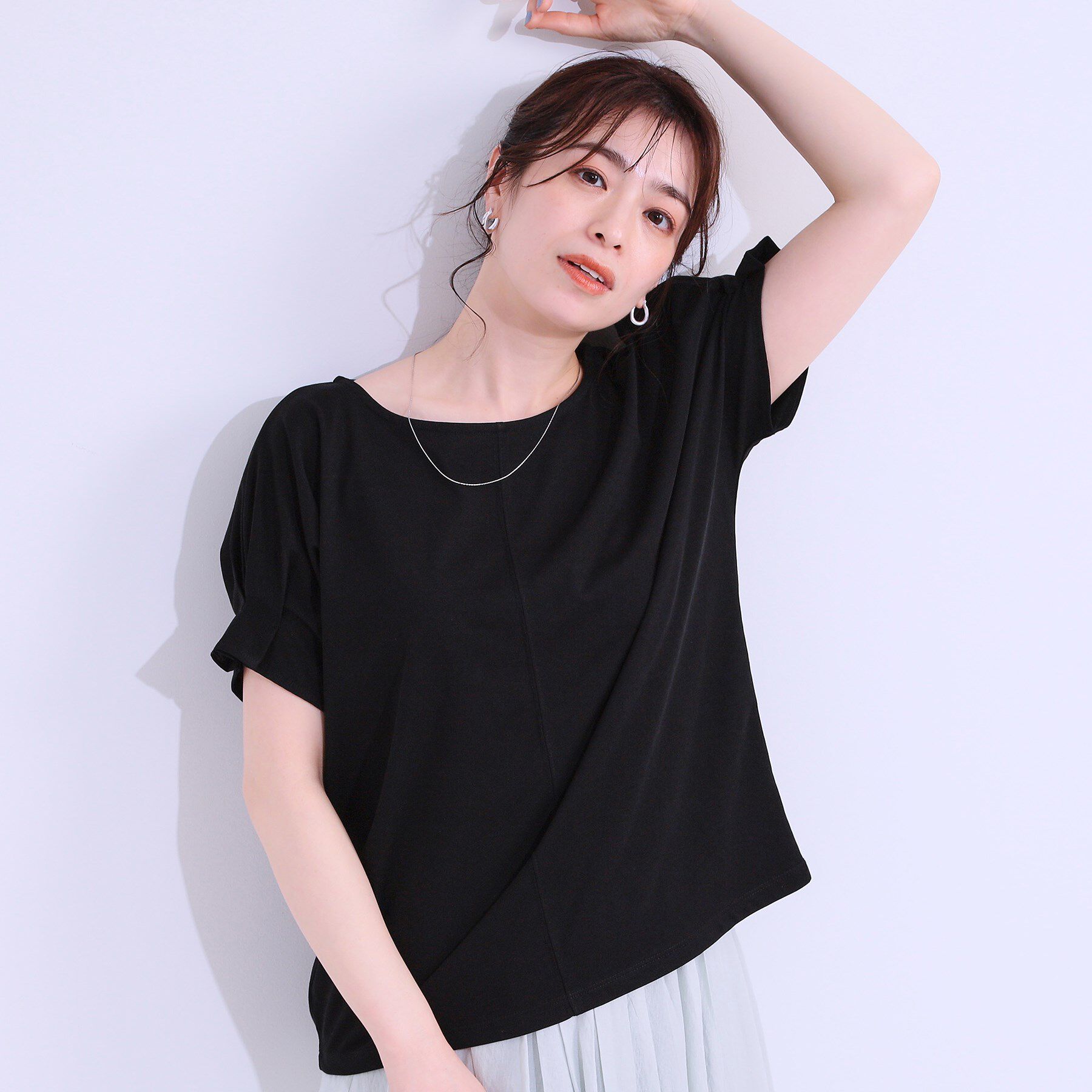 SHOO･LA･RUE「【S-LL/UV/プチプラ】お袖タックで好印象 デザインTシャツ」|Tシャツ・カットソー|ブラック(019)