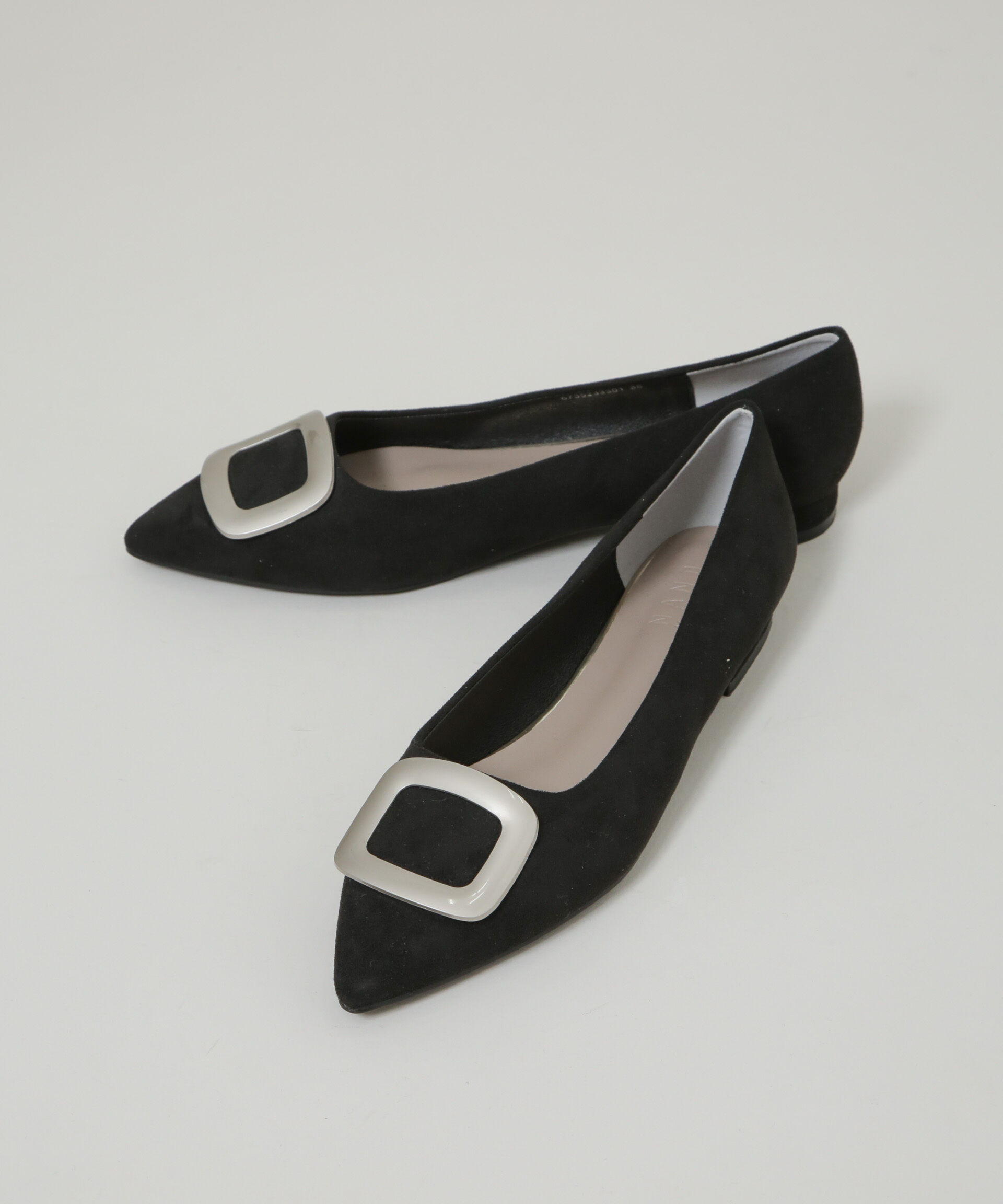 nano･universe「ポインテッドトゥバックルフラットパンプス」|ビジネス・ドレスシューズ|