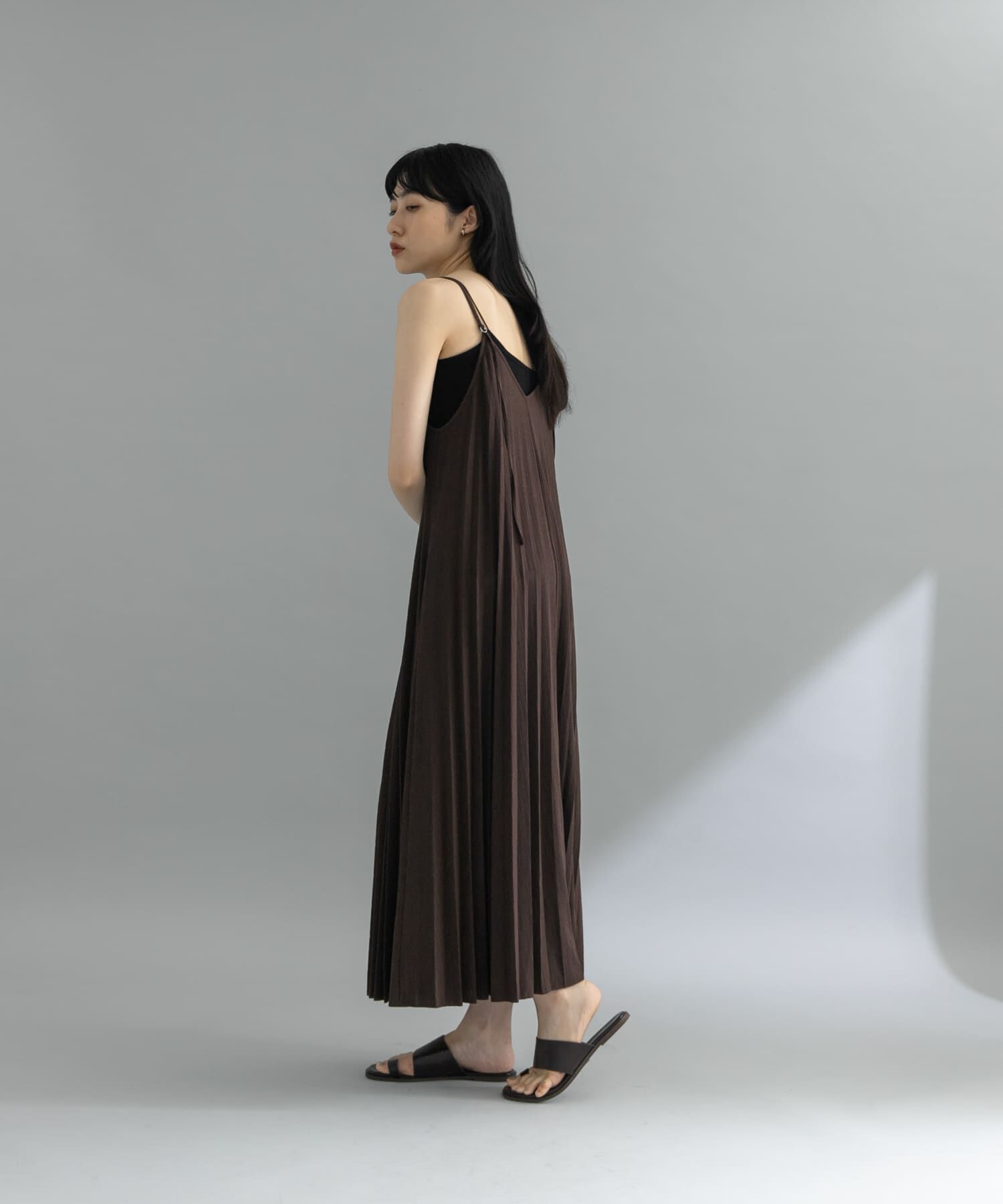  「『WEB限定』2WAYプリーツキャミワンピース」|ワンピース|ダークブラウン