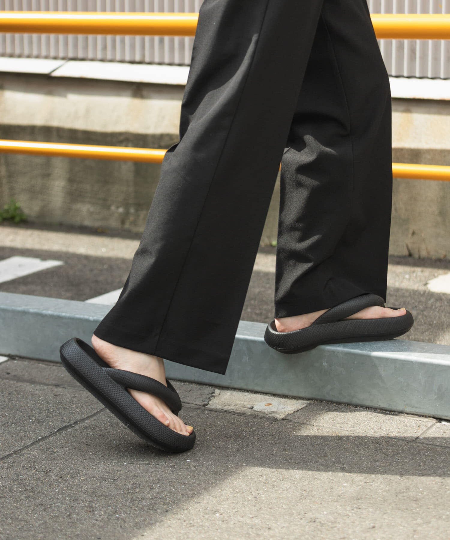 SENSE OF PLACE by URBAN RESEARCH「『WEB/一部店舗限定』トングクッションサンダル」|サンダル|