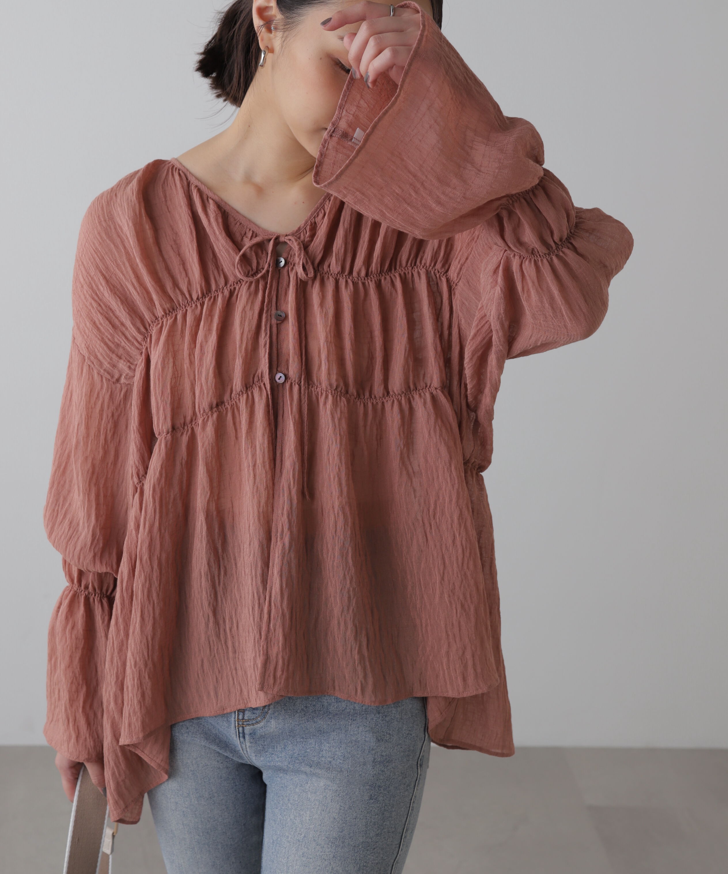  「シャーリングドロストチュニックブラウス」|シャツ・ブラウス|モカ