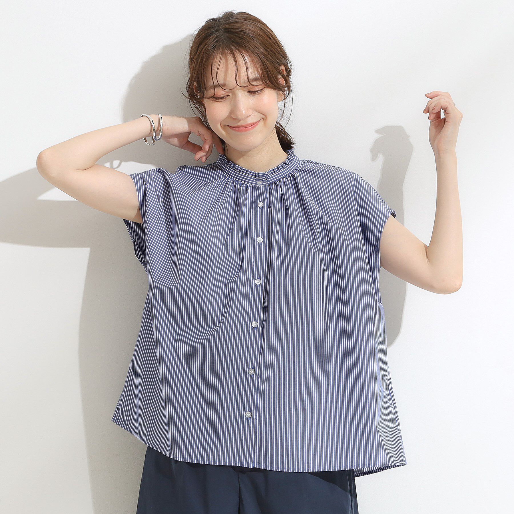 SHOO･LA･RUE「【洗える/S-LL】プチフリル襟が女性らしい フレンチスリーブシャツ」|シャツ・ブラウス|