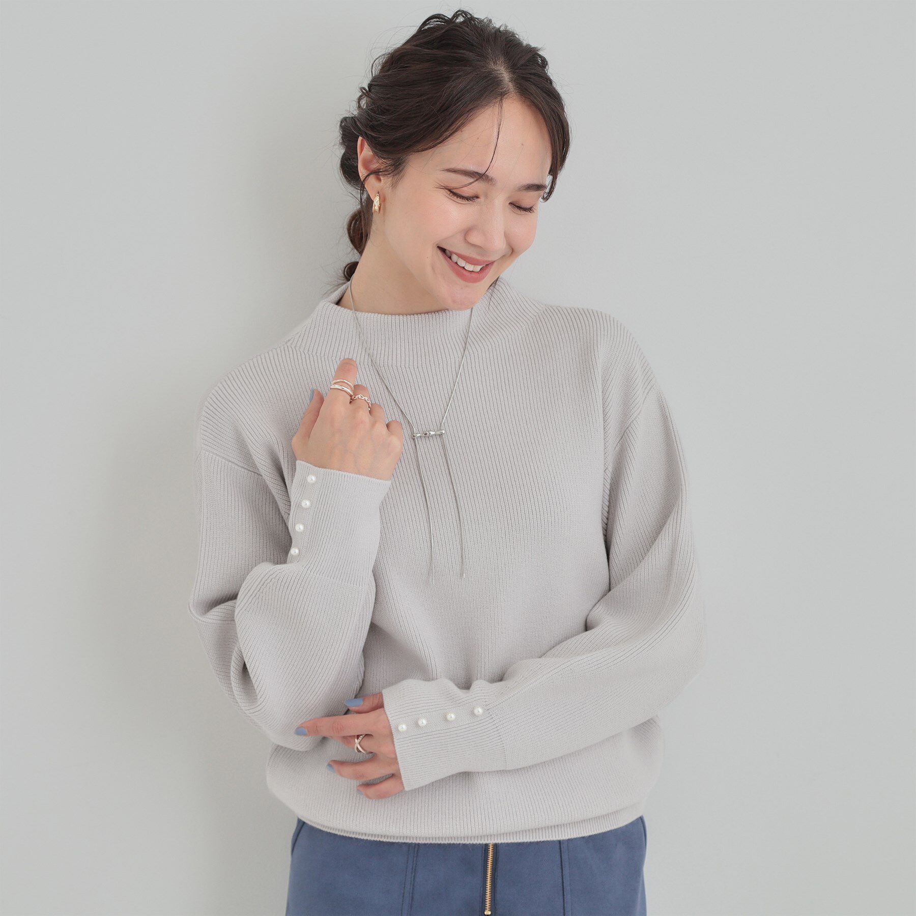 SHOO･LA･RUE「【洗濯機可/毛玉になりにくい】お袖パールで上品な ハイネックニット」|ニット・セーター|