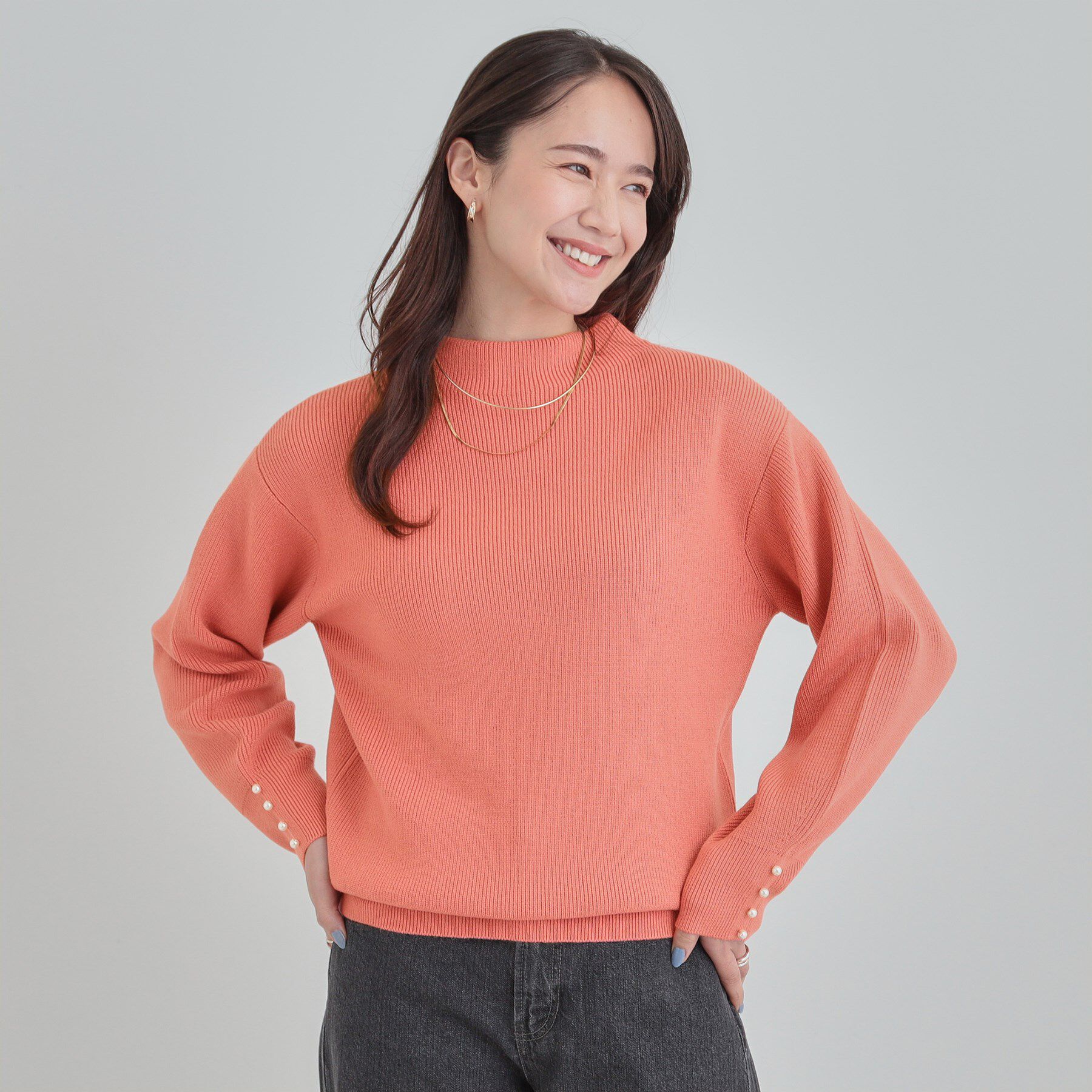SHOO･LA･RUE「【洗濯機可/毛玉になりにくい】お袖パールで上品な ハイネックニット」|ニット・セーター|
