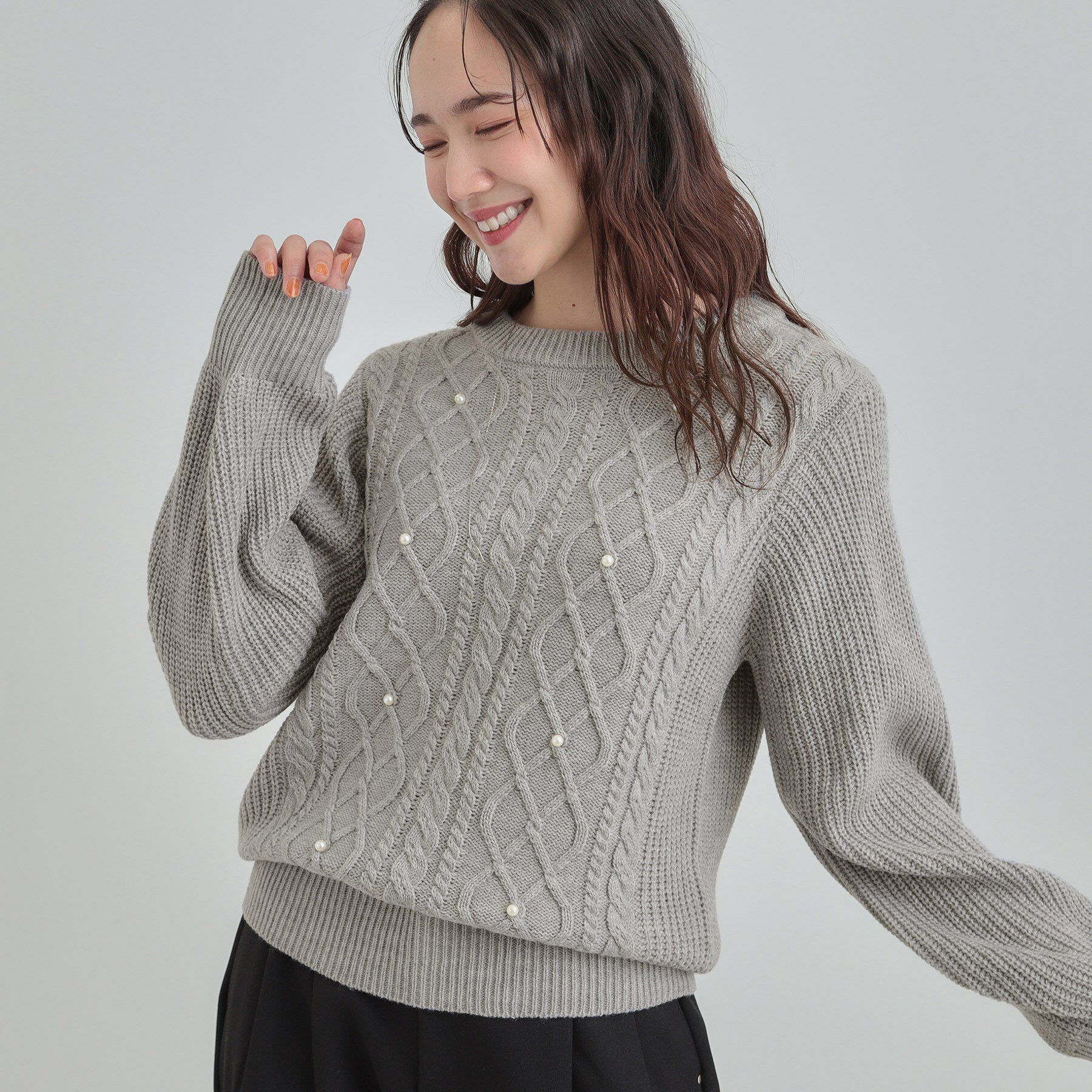SHOO･LA･RUE「【洗濯機可/S-LL】フェイクパールで上品見え ケーブルニット」|ニット・セーター|グレー(012)
