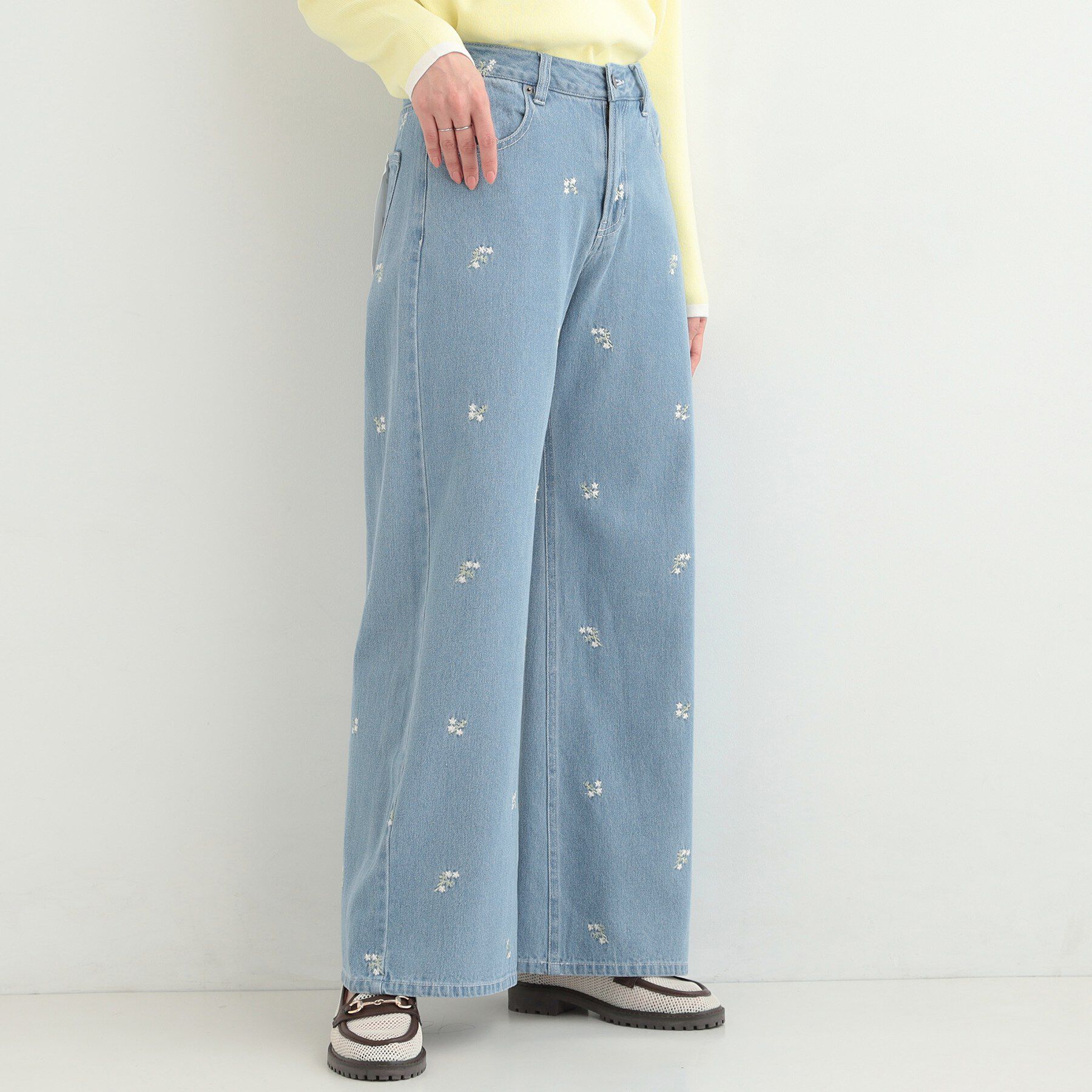 SHOO･LA･RUE「【洗濯機可/S-LL】フラワー刺繍が女性らしさをプラス バギーデニムパンツ」|デニム|ブルー(792)