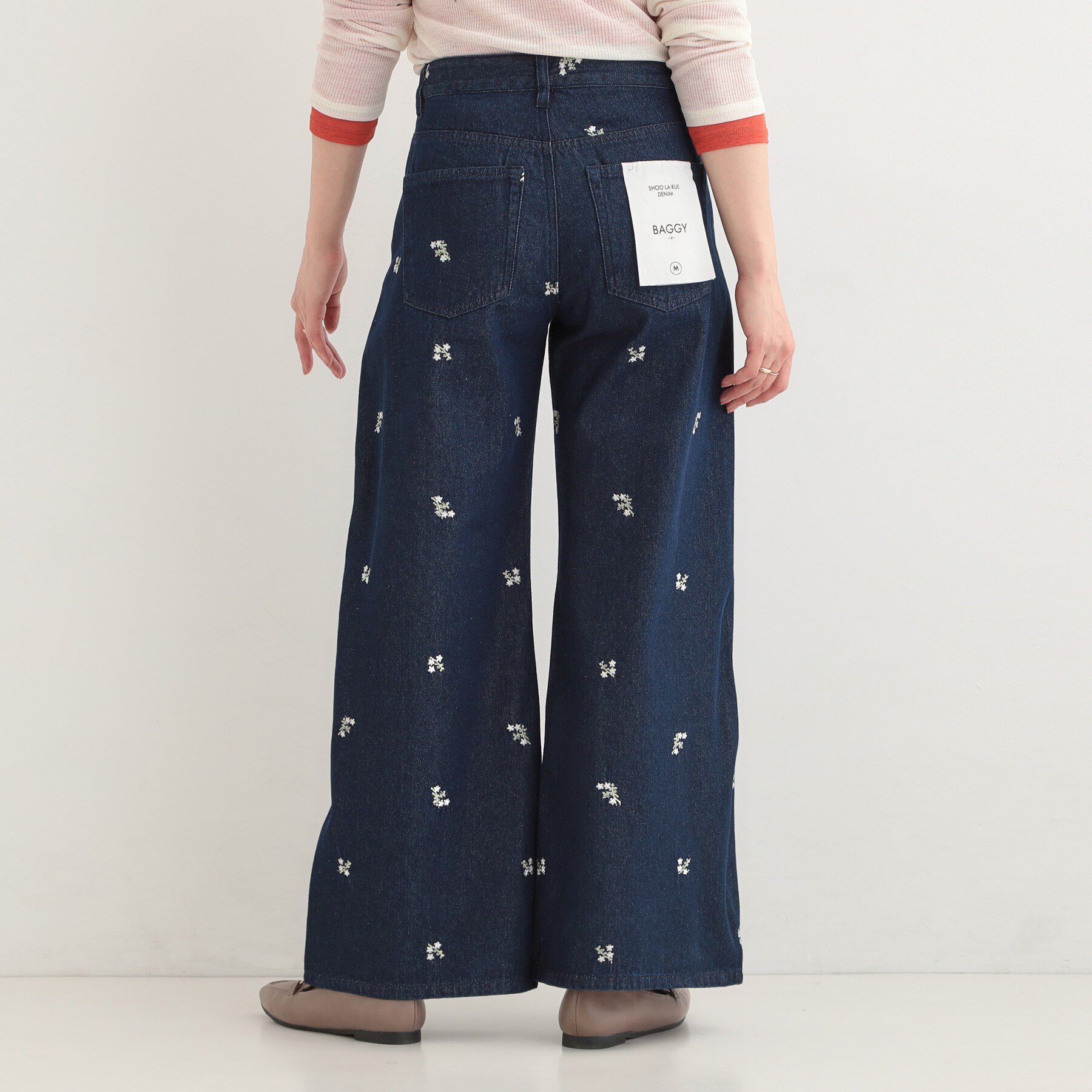 SHOO･LA･RUE「【洗濯機可/S-LL】フラワー刺繍が女性らしさをプラス バギーデニムパンツ」|デニム|