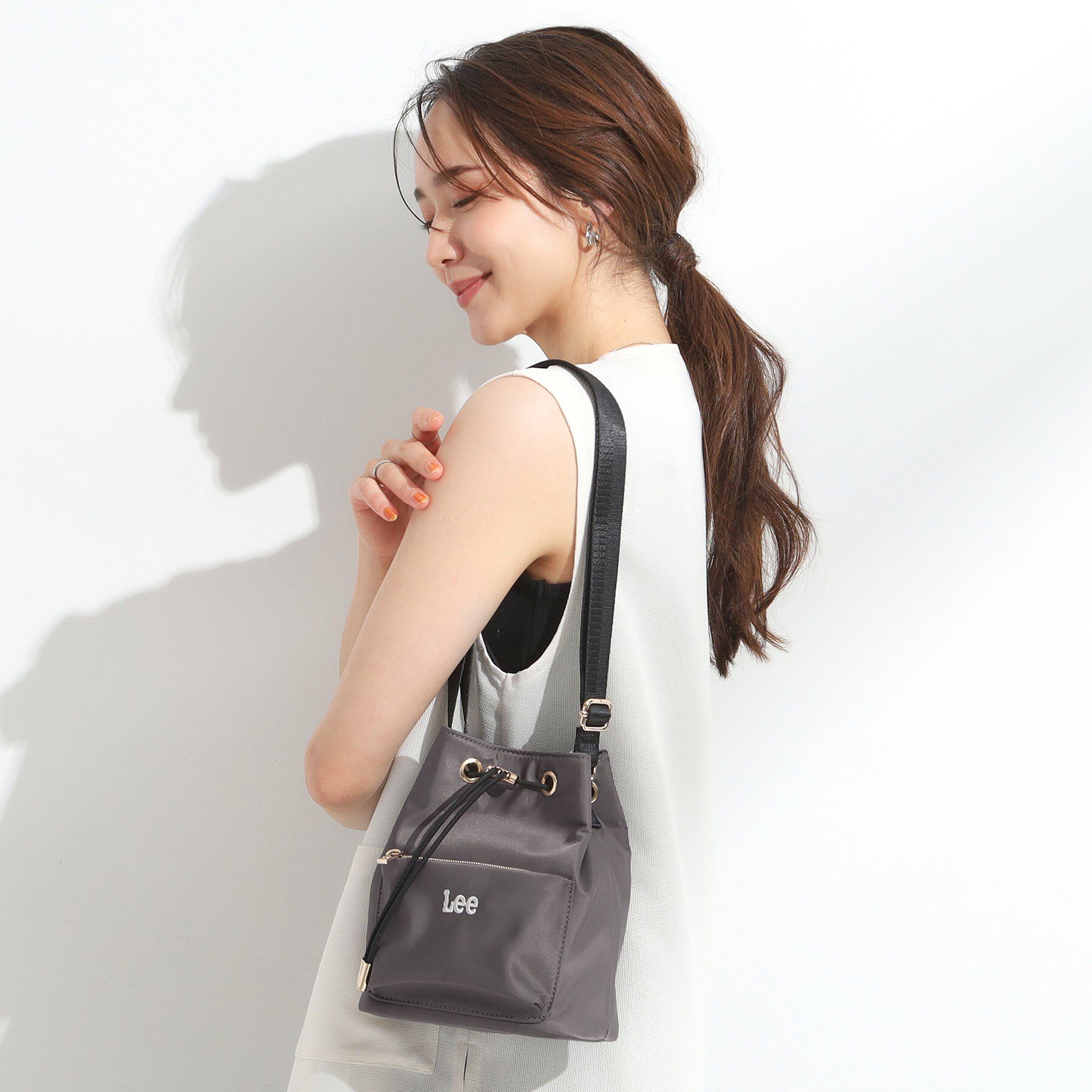 SHOO･LA･RUE「【Lee別注/撥水】巾着ショルダーバッグ」|ショルダー・メッセンジャー|チャコールグレー(0