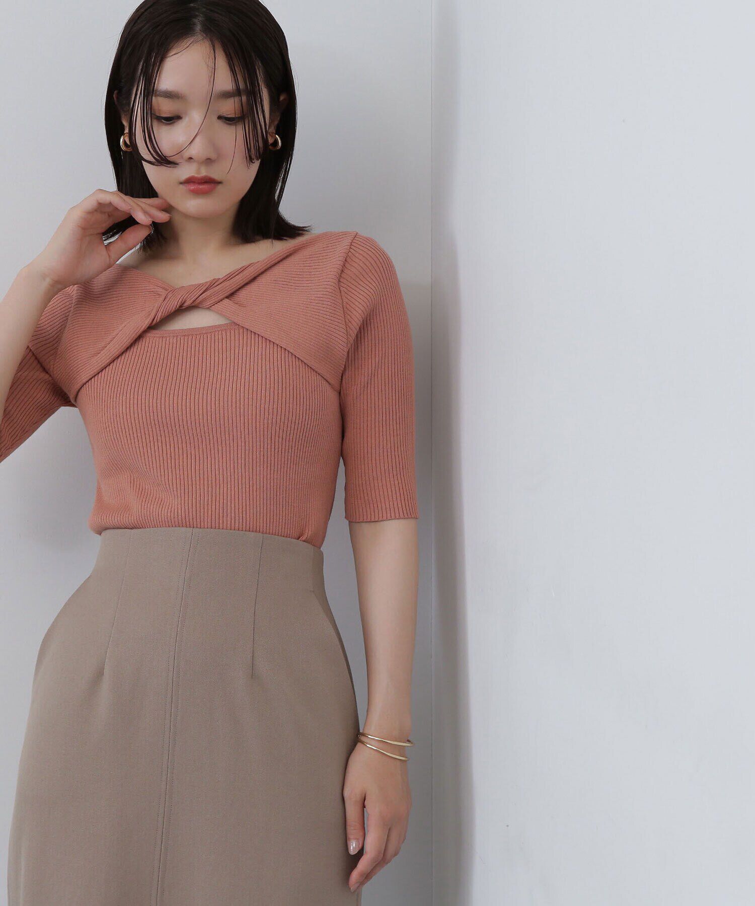  「フロントツイストリブニット」|ニット・セーター|アプリコット