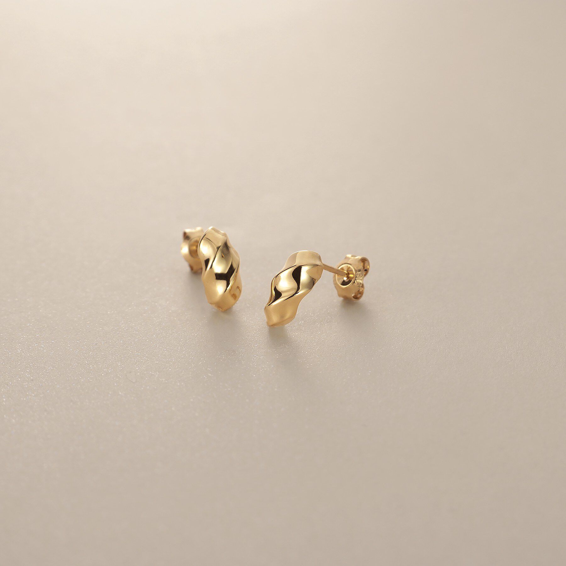 COCOSHNIK「K18【サステナブル】スクリューアーチ スタッドピアス」|ピアス|