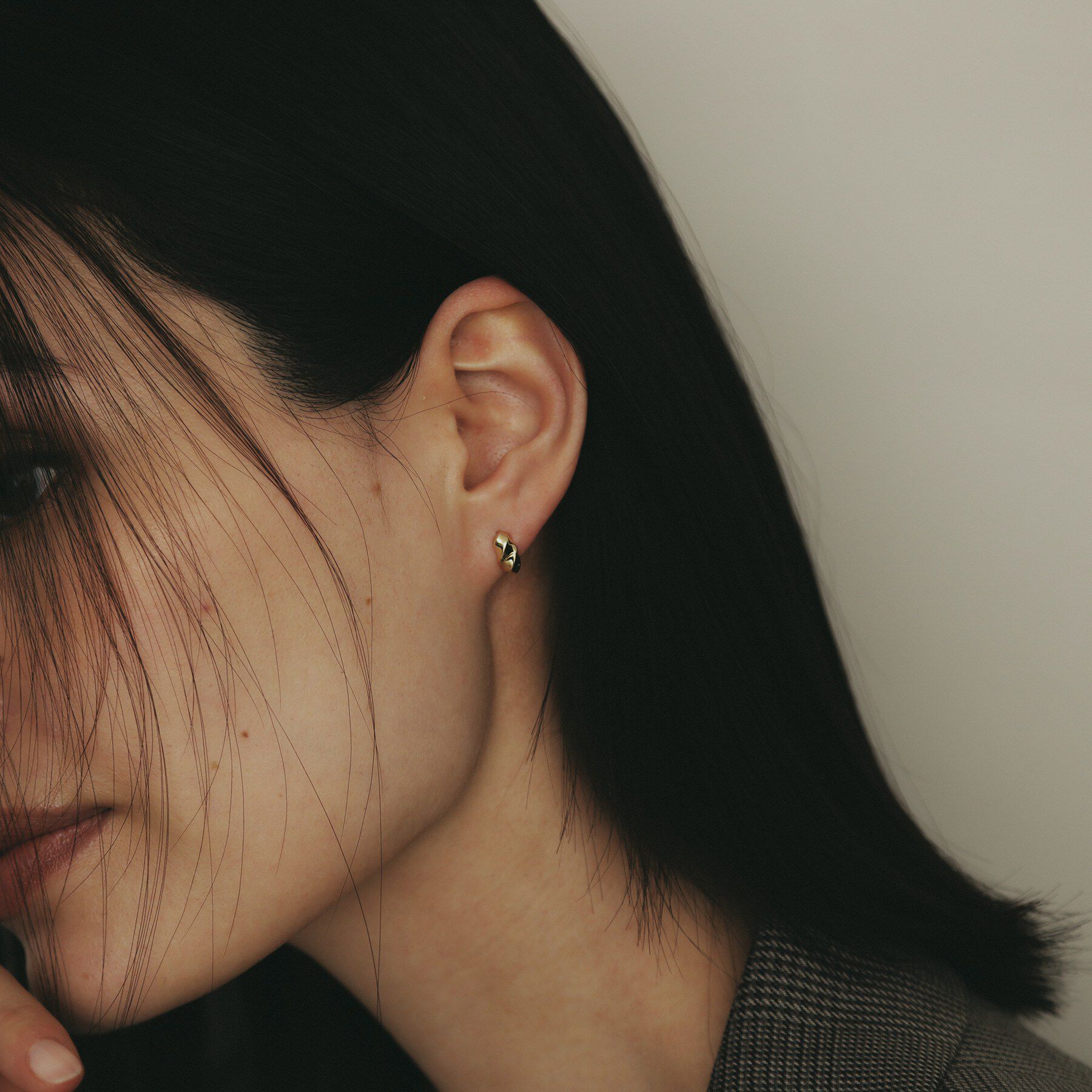 COCOSHNIK「K18【サステナブル】スクリューアーチ スタッドピアス」|ピアス|