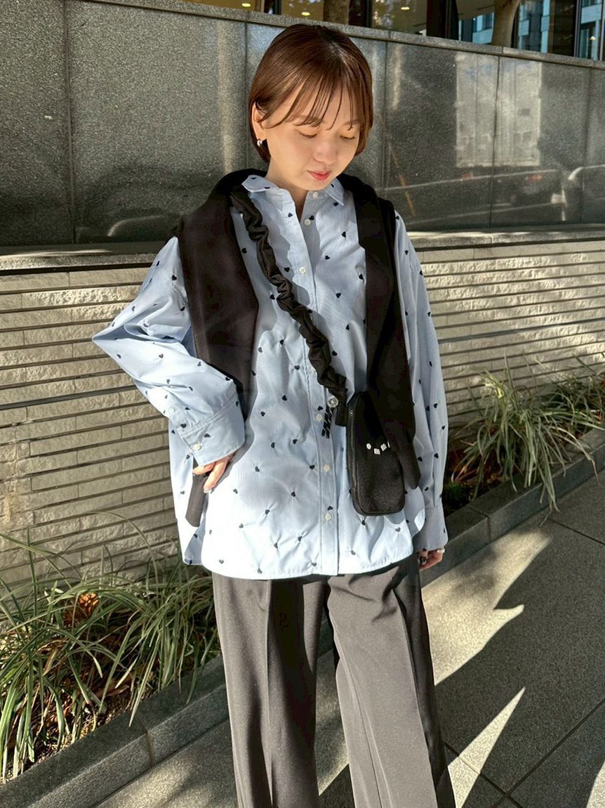 emmi atelier「【HEART】 ハート刺繍ベーシックシャツ」|シャツ・ブラウス|