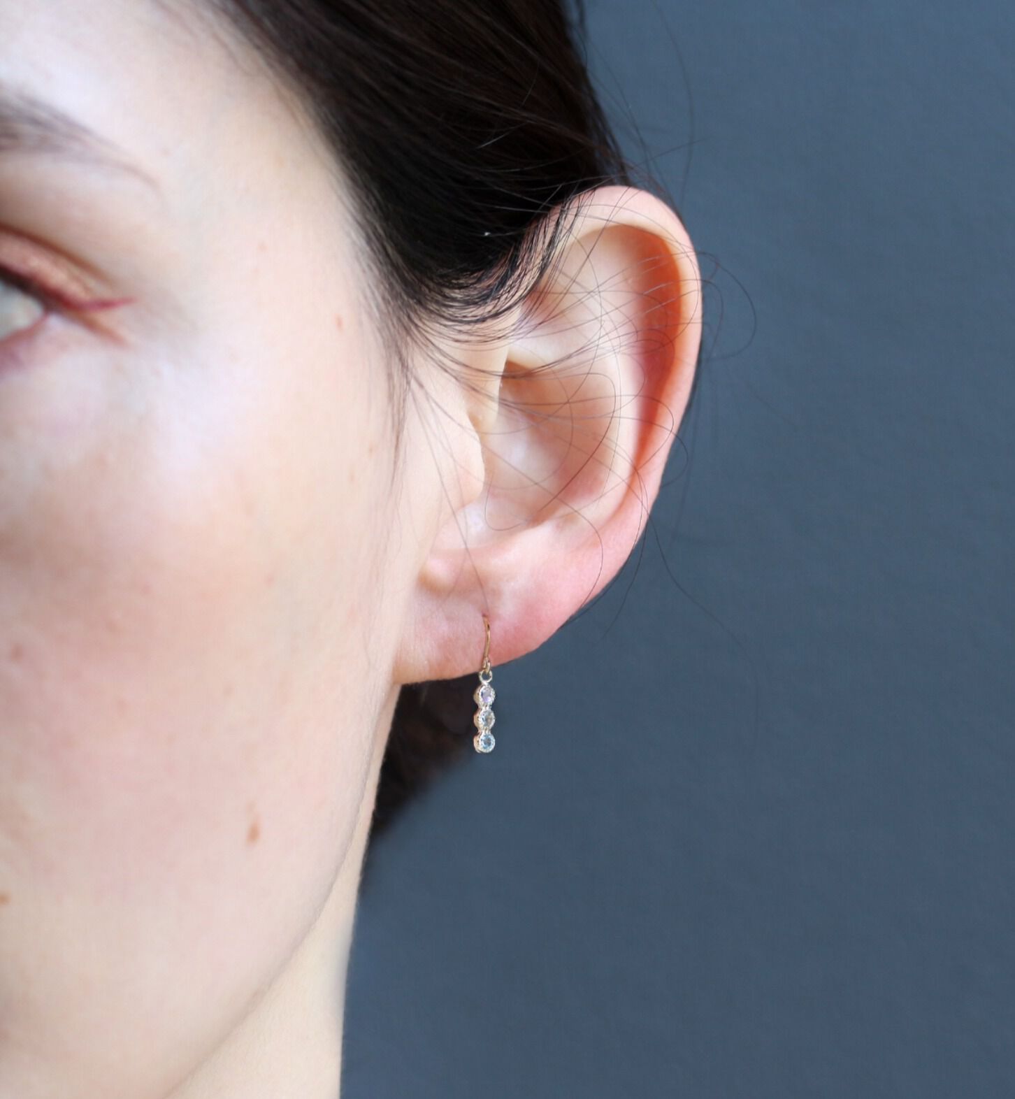  「マルチカラー グラデーション フック ピアス | K18 〈ブルー〉」|ピアス|