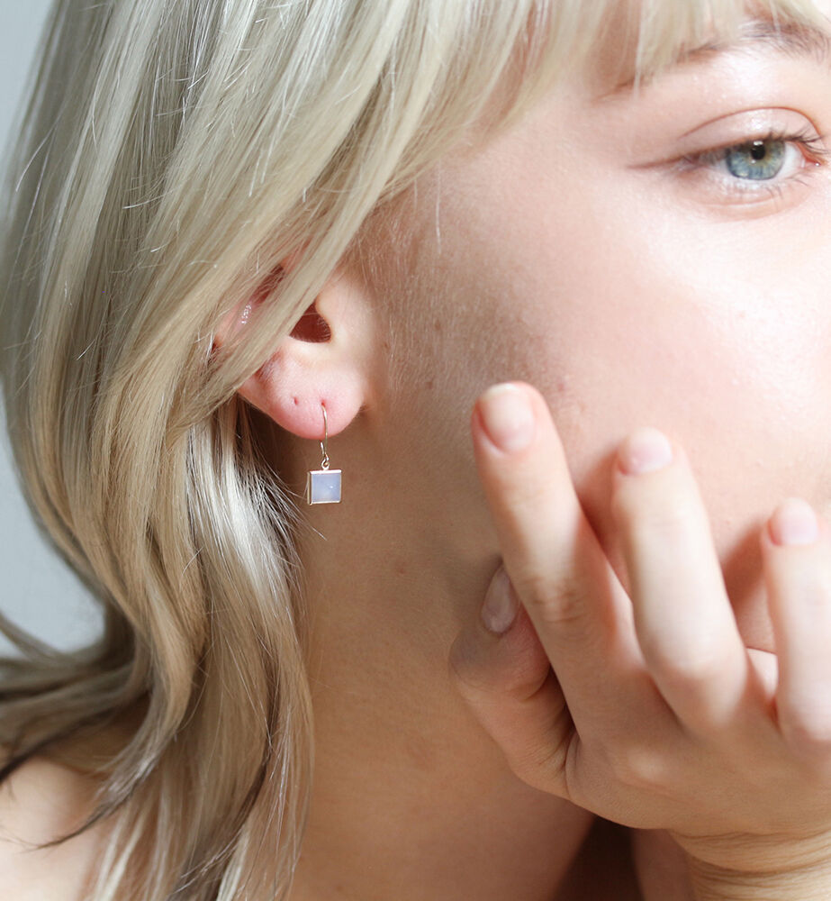  「カラーストーン スクエア フック ピアス | K10YG」|ピアス|ホワイト