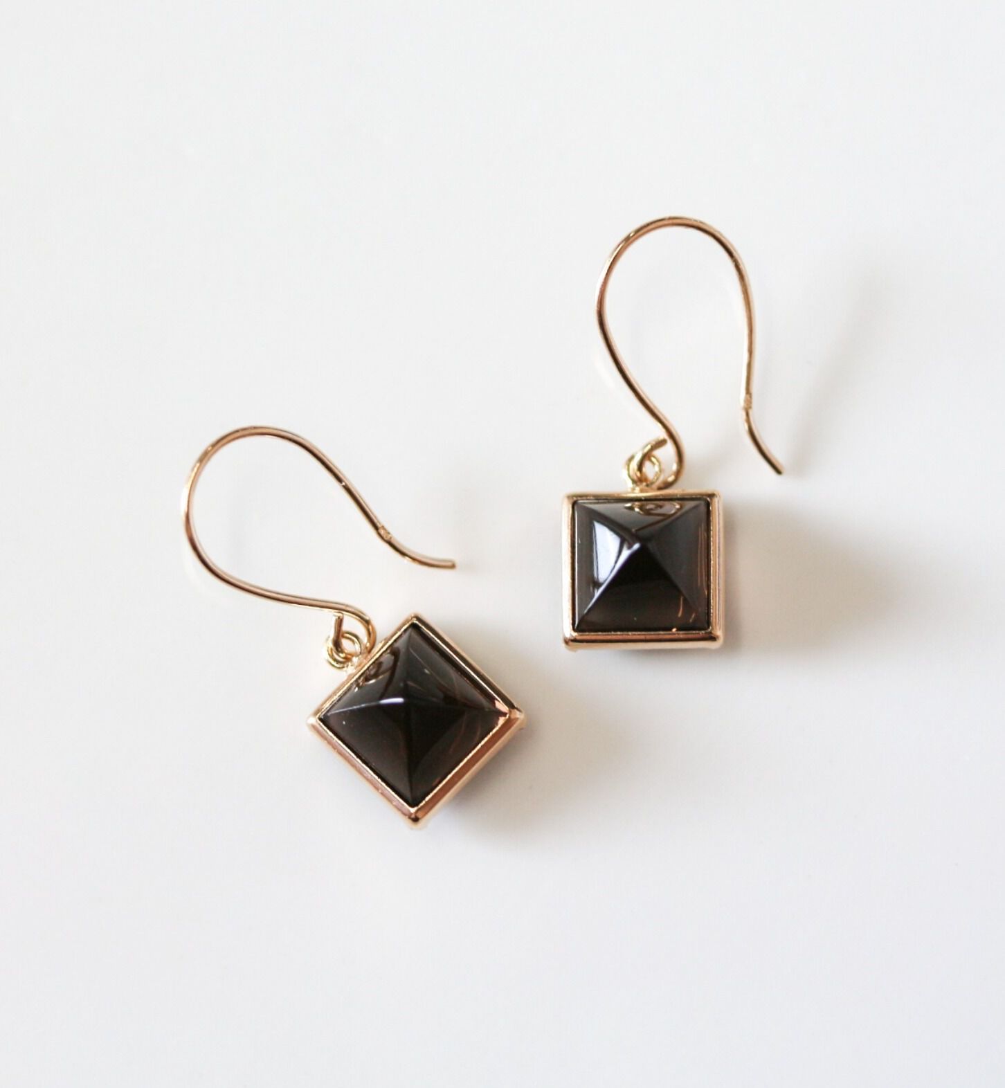  「カラーストーン スクエア フック ピアス | K10YG」|ピアス|グレー