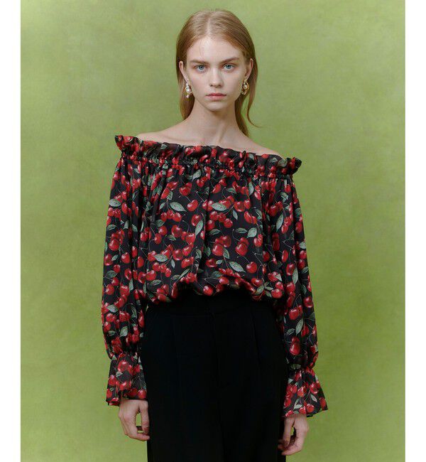 LOULOU WILLOUGHBY「【LOULOU WILLOUGHBY】LISAチェリープリントオフショルブラウス」|シャツ・ブラウス|