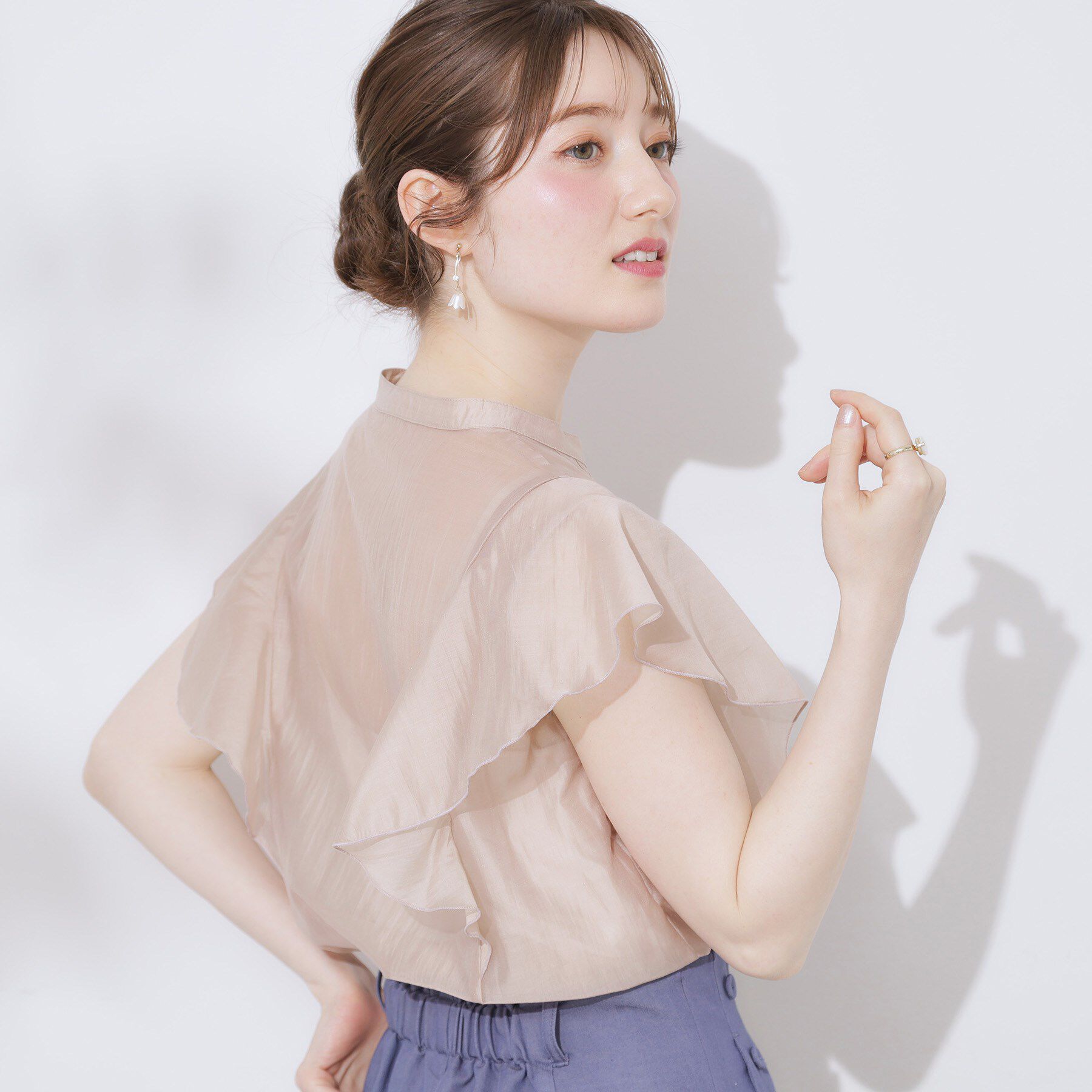 Couture broach「【洗える・オシャレな透け感】タックデザインフレア袖シアーブラウス」|シャツ・ブラウス|