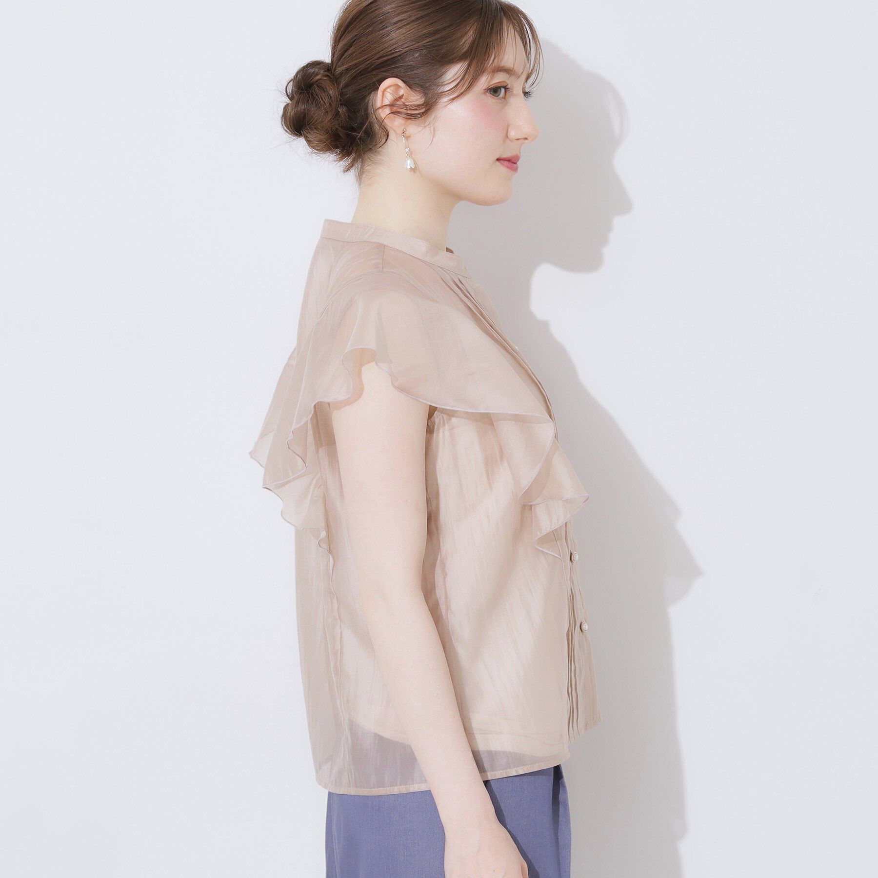Couture broach「【洗える・オシャレな透け感】タックデザインフレア袖シアーブラウス」|シャツ・ブラウス|