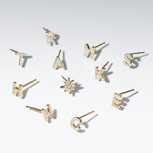 STAR JEWELRY「TINY STUDS INITIAL (H)」|ピアス|