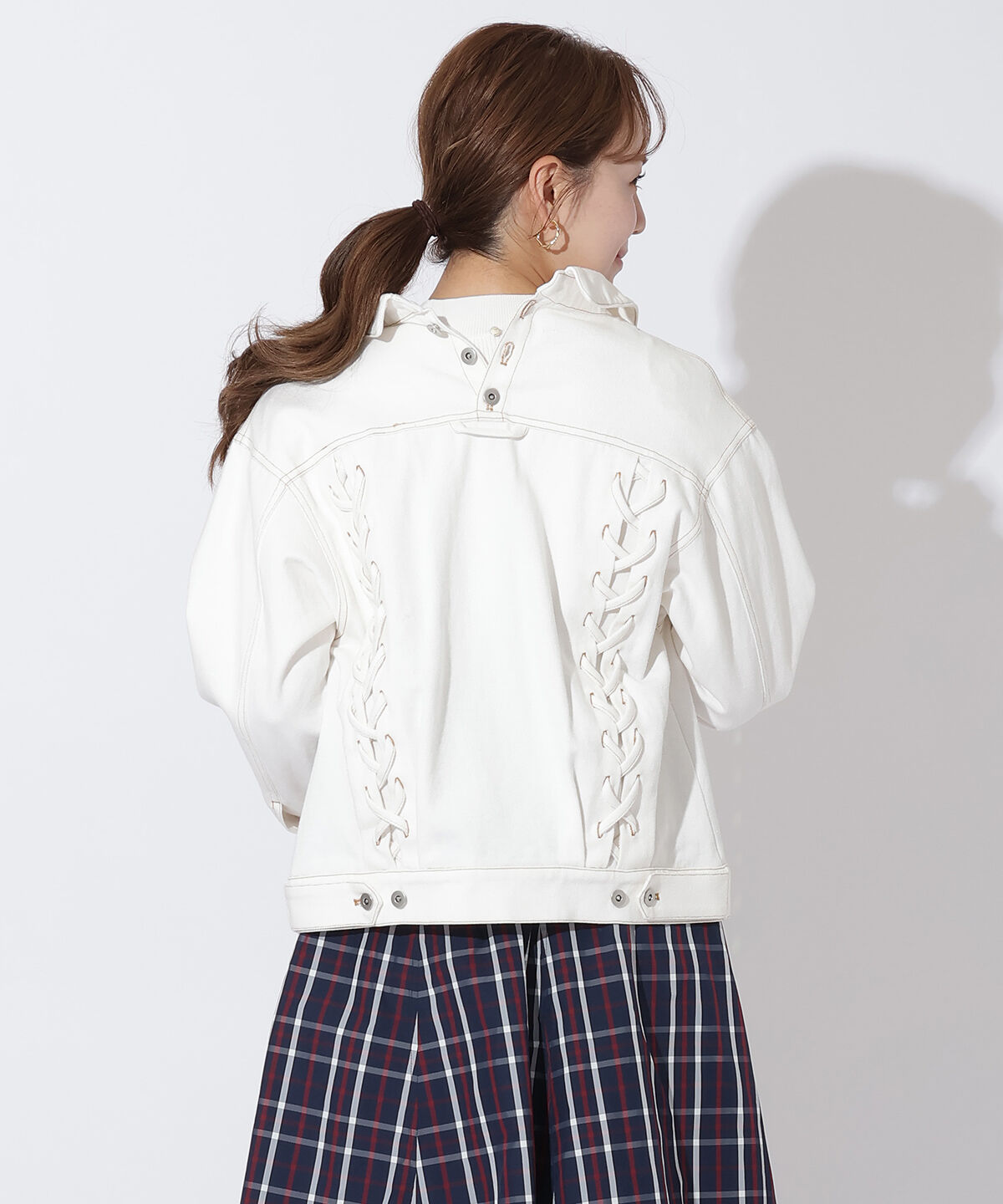 アンドクチュール「バックレースアップミドル丈デニムジャケット」|デニムジャケット|