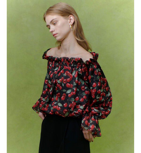 LOULOU WILLOUGHBY「【LOULOU WILLOUGHBY】LISAチェリープリントオフショルブラウス」|シャツ・ブラウス|