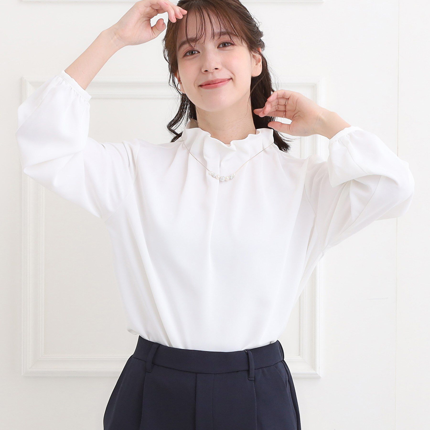 SHOO･LA･RUE「【洗濯機可/S-3L】上品で華やか スタンドフリルブラウス」|シャツ・ブラウス|オフホワイト(003