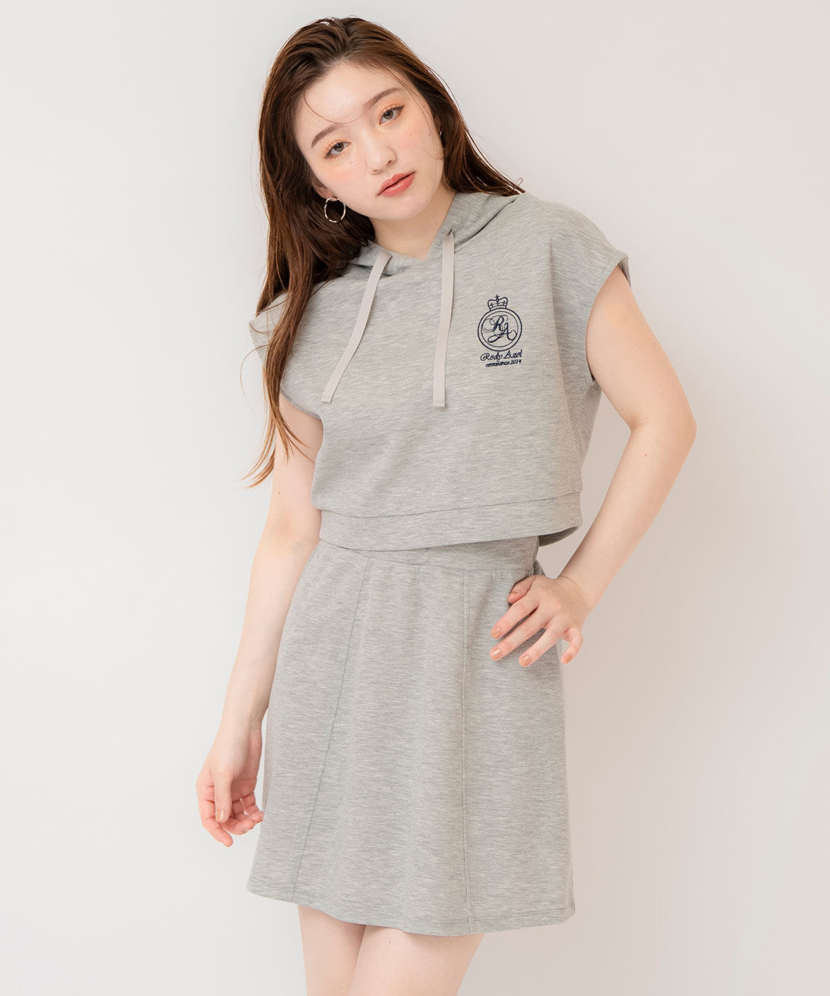 REDYAZEL「エンブレム刺繍フーディー&times;フレアスカートセットアップ」|ワンピース|