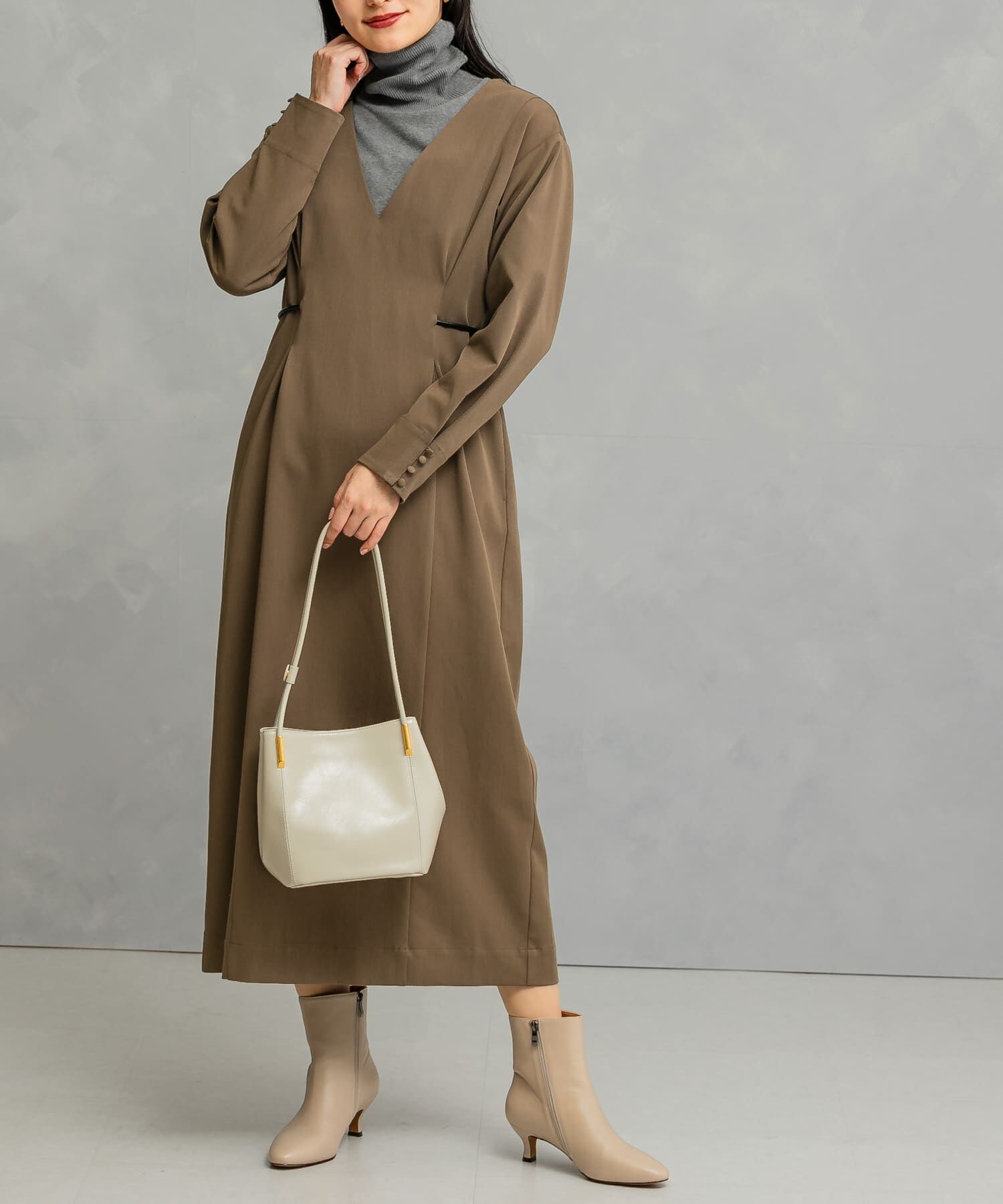 URBAN RESEARCH ROSSO「Vネックベルト付ストレートワンピース」|ワンピース|モカ