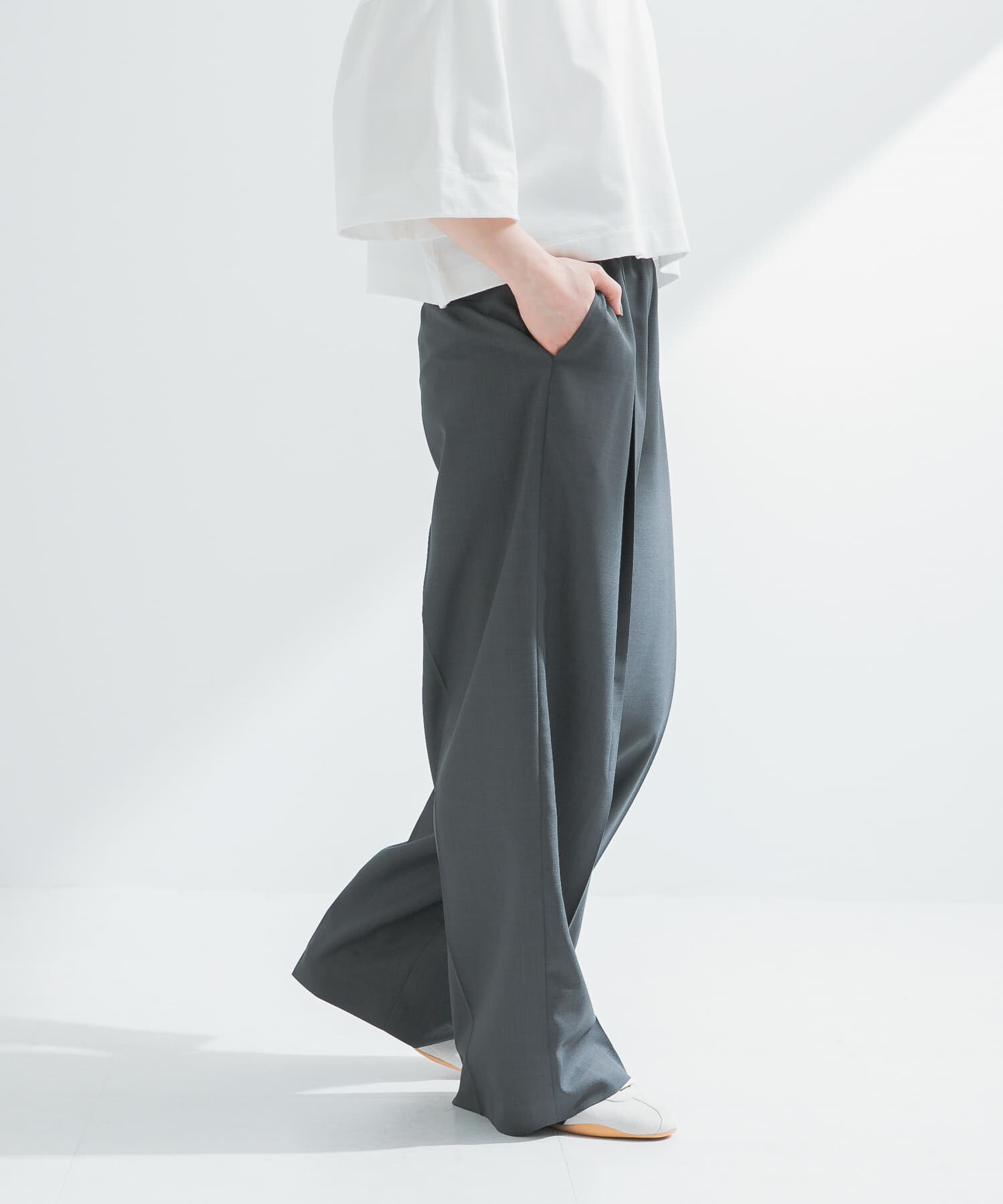 URBAN RESEARCH「『イージーケア』ワイドギャザースラックス」|その他|チャコールグレー