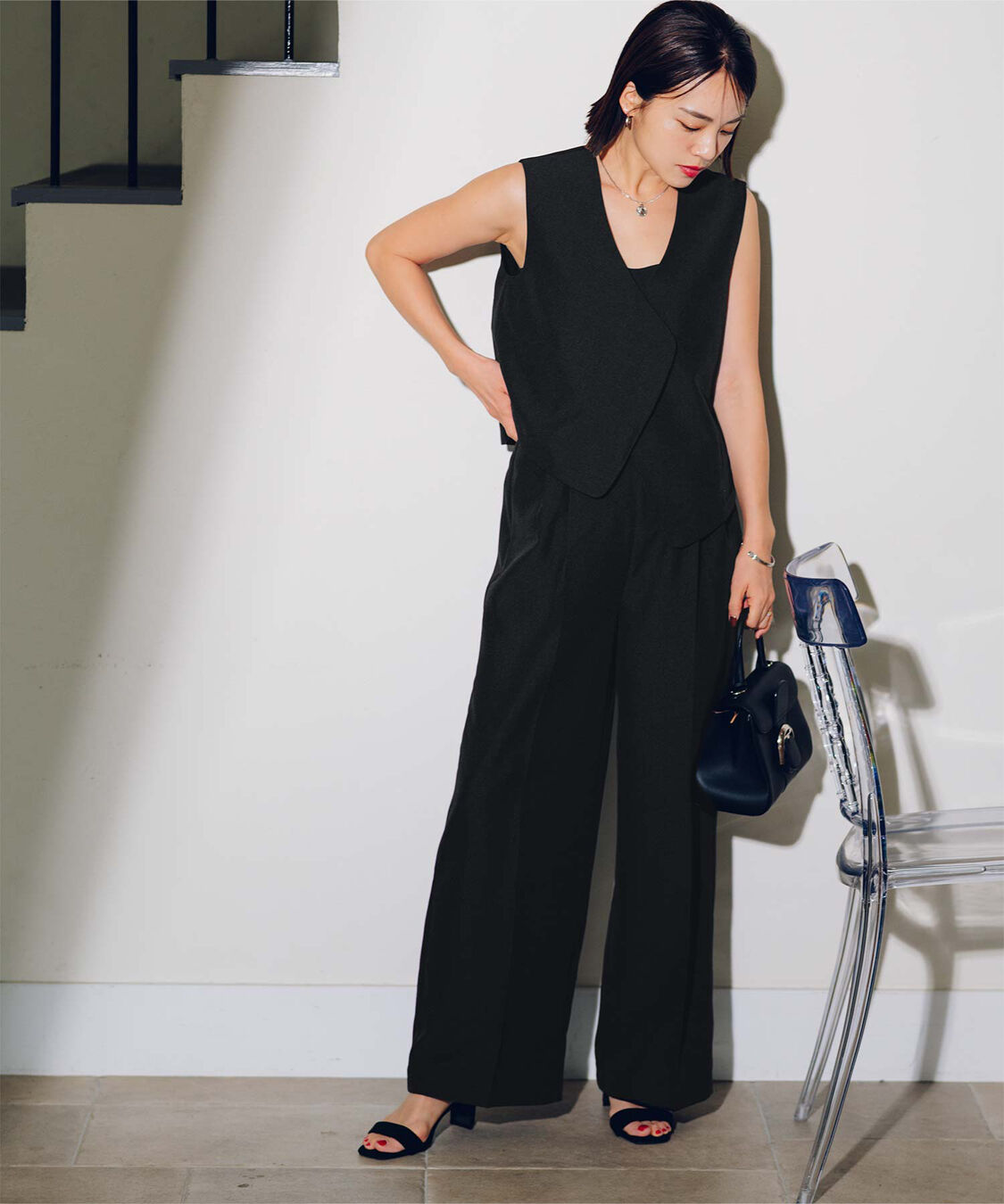 ur's「【春名亜美さんコラボアイテム】アシンメトリージレ&times;ワイドパンツセットアップ」|ベスト・ジレ|ブラック