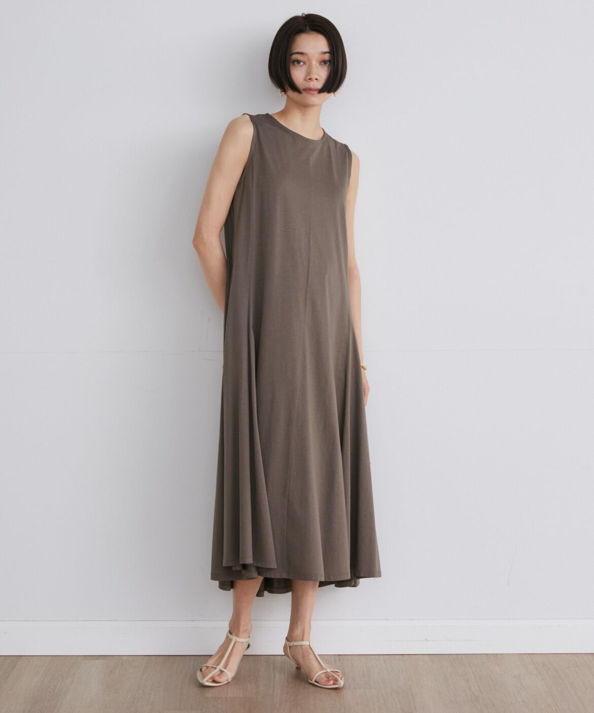 INED「《大きいサイズ》ノースリーブフレアワンピース」|ワンピース|