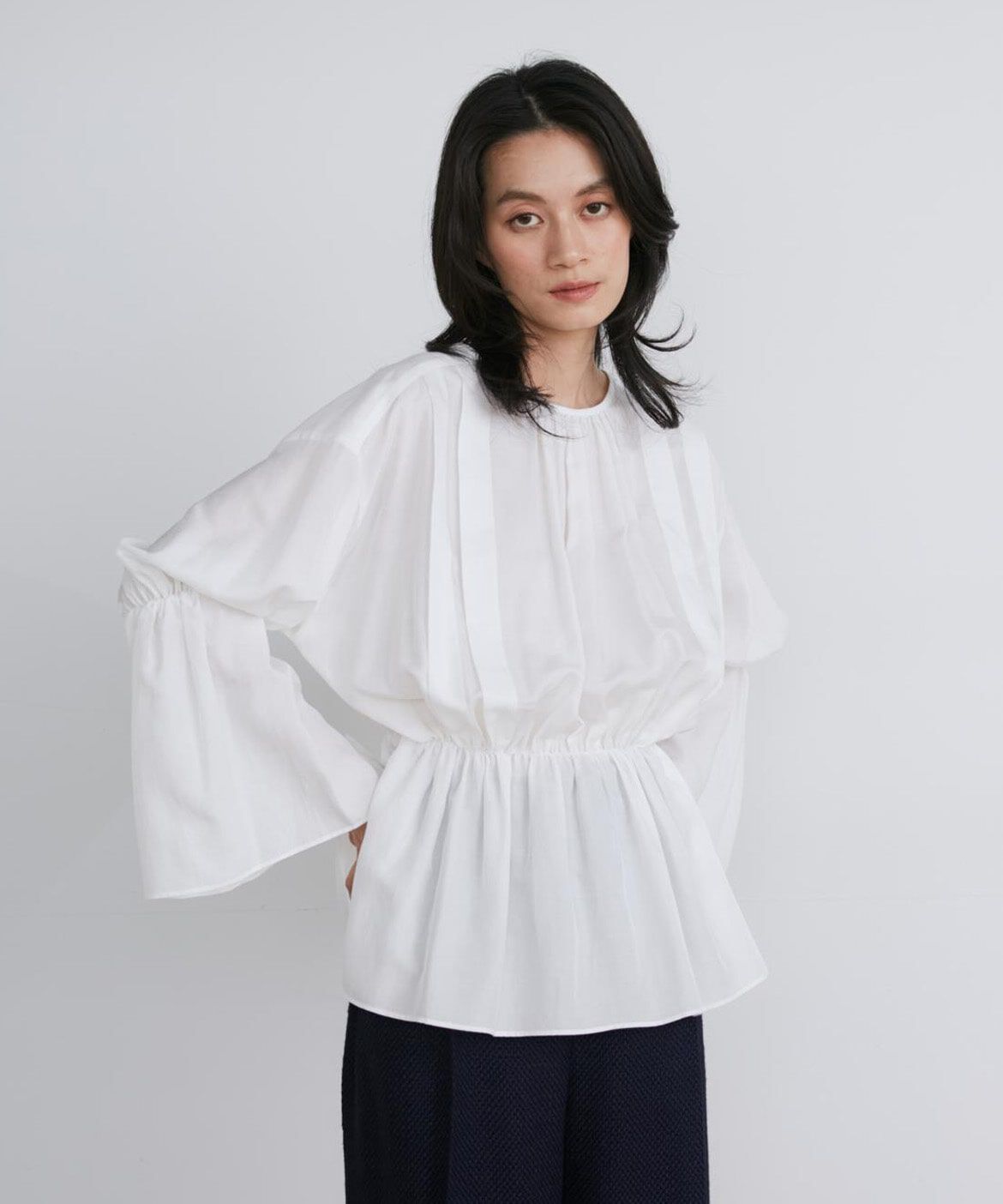 INED「シャーリングギャザーブラウス《la veille by SUPERIOR CLOSET》」|シャツ・ブラウス|オフホワイト1