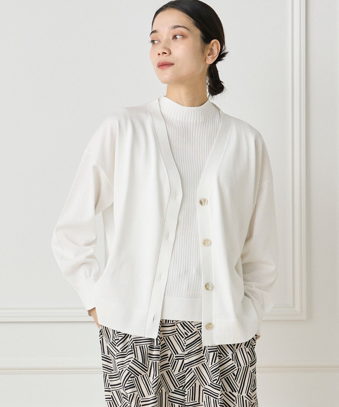 INED「Vネックカーディガン」|カーディガン|オフホワイト1